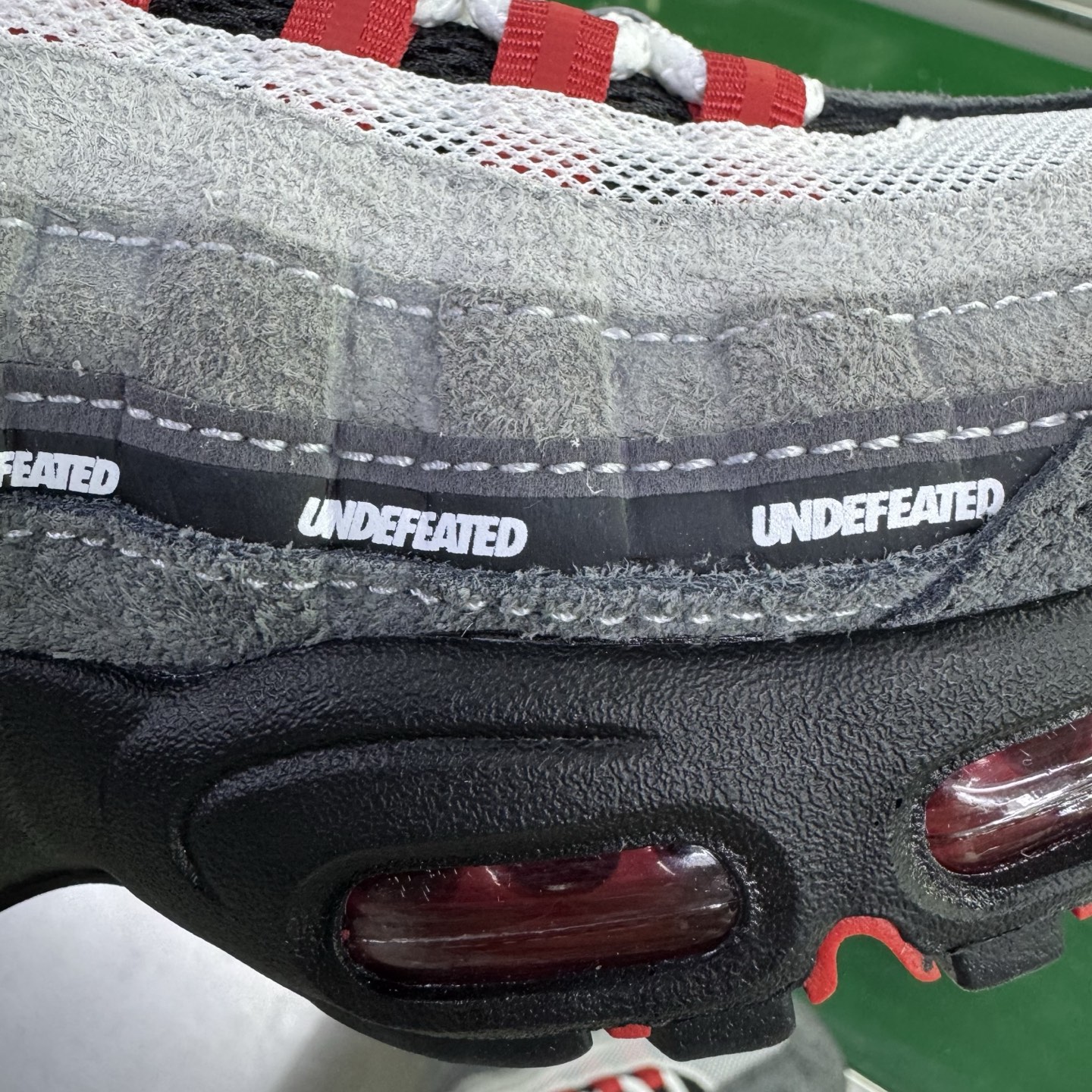 图片[11]-＃SF外贸特供 UNDEFEATED x NK Air Max 95 SP 上海限定 联名灰红 IB4523-003 亲自操刀耗时半年开发 重金购买全套印尼原厂纸板楦头开发 2025官方主推系列 致敬诞生30周年的传奇鞋型 Air Max 95 系列再度重磅复刻归来 以全新配色续写光辉历史 更以现代手法重塑经典 将复古风格与前沿科技完美融合 一比一鞋头弧度高度鞋身弧度 东莞原厂模具大底 一码一模 原厂高韧性Tpu 独家供应35.5 45.5 48.5 49.5 50.5 原厂特供同批次皮料与Zp零色差 原厂特供内外标均可过绿X扫描认证 独家原装Big Bubble气垫 气垫体积更大 提供更强的缓震性能和回弹性 进口玻璃冲刀皮料裁剪零毛边 电脑针车工艺 鞋面不留荧光细节 平台可冲 超高鞋面清洁度 最高QC检验标准 控制溢胶瑕疵 每一双都是工艺品 实拍调校N版已经零色差零失真 百分百还原实物色彩所见即所得 不存在货不对板色差等低级问题 选购参考实物拍摄 不混卖不参货 只用心做好货严格选品 承诺混一赔十 尺码：35.5 36 36.5 37.5 38 38.5 39 40 40.5 41 42 42.5 43 44 44.5 45 45.5 46 47.5 48.5 49.5 50.5-选品中心