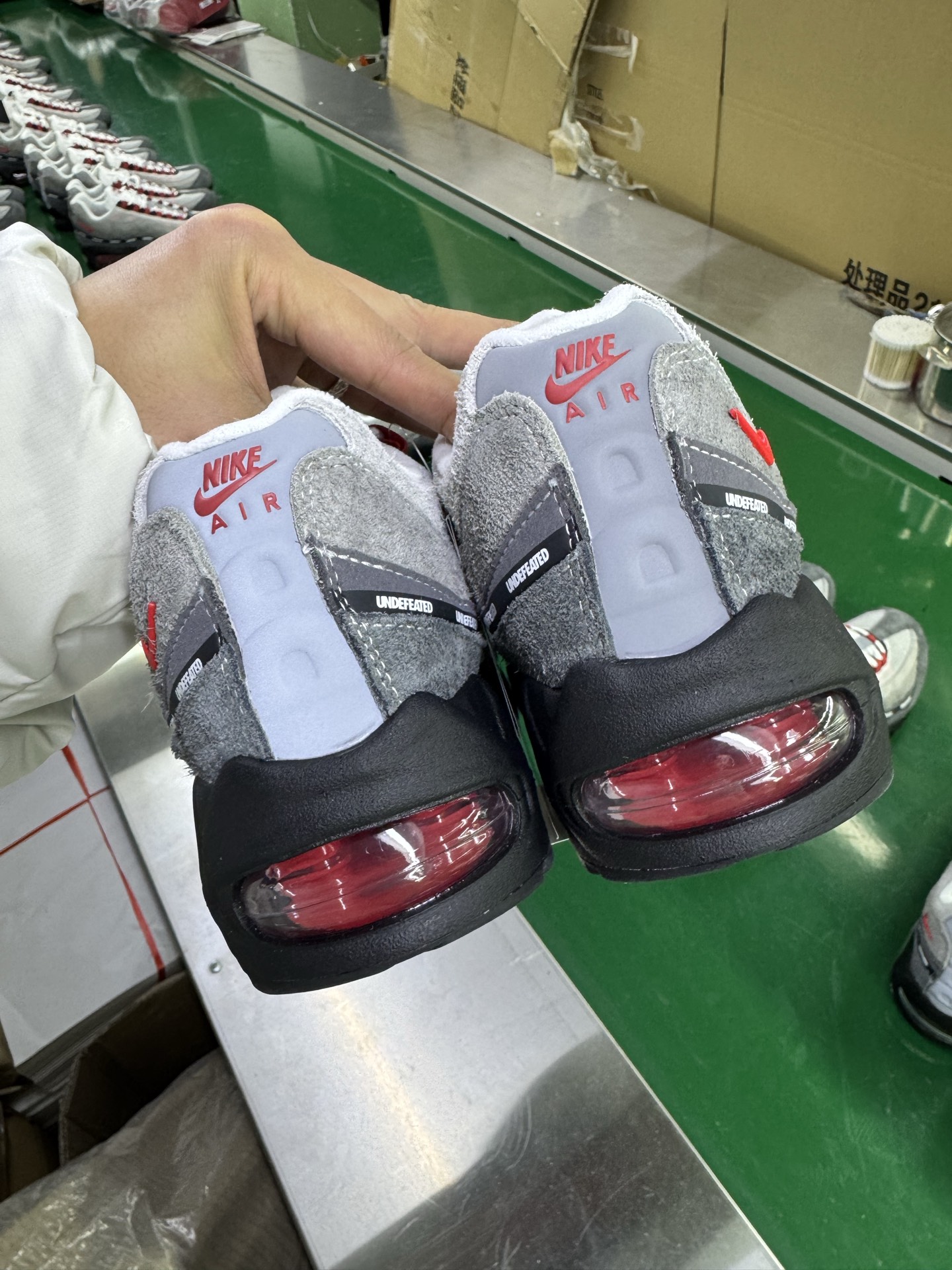图片[5]-＃SF外贸特供 UNDEFEATED x NK Air Max 95 SP 上海限定 联名灰红 IB4523-003 亲自操刀耗时半年开发 重金购买全套印尼原厂纸板楦头开发 2025官方主推系列 致敬诞生30周年的传奇鞋型 Air Max 95 系列再度重磅复刻归来 以全新配色续写光辉历史 更以现代手法重塑经典 将复古风格与前沿科技完美融合 一比一鞋头弧度高度鞋身弧度 东莞原厂模具大底 一码一模 原厂高韧性Tpu 独家供应35.5 45.5 48.5 49.5 50.5 原厂特供同批次皮料与Zp零色差 原厂特供内外标均可过绿X扫描认证 独家原装Big Bubble气垫 气垫体积更大 提供更强的缓震性能和回弹性 进口玻璃冲刀皮料裁剪零毛边 电脑针车工艺 鞋面不留荧光细节 平台可冲 超高鞋面清洁度 最高QC检验标准 控制溢胶瑕疵 每一双都是工艺品 实拍调校N版已经零色差零失真 百分百还原实物色彩所见即所得 不存在货不对板色差等低级问题 选购参考实物拍摄 不混卖不参货 只用心做好货严格选品 承诺混一赔十 尺码：35.5 36 36.5 37.5 38 38.5 39 40 40.5 41 42 42.5 43 44 44.5 45 45.5 46 47.5 48.5 49.5 50.5-选品中心