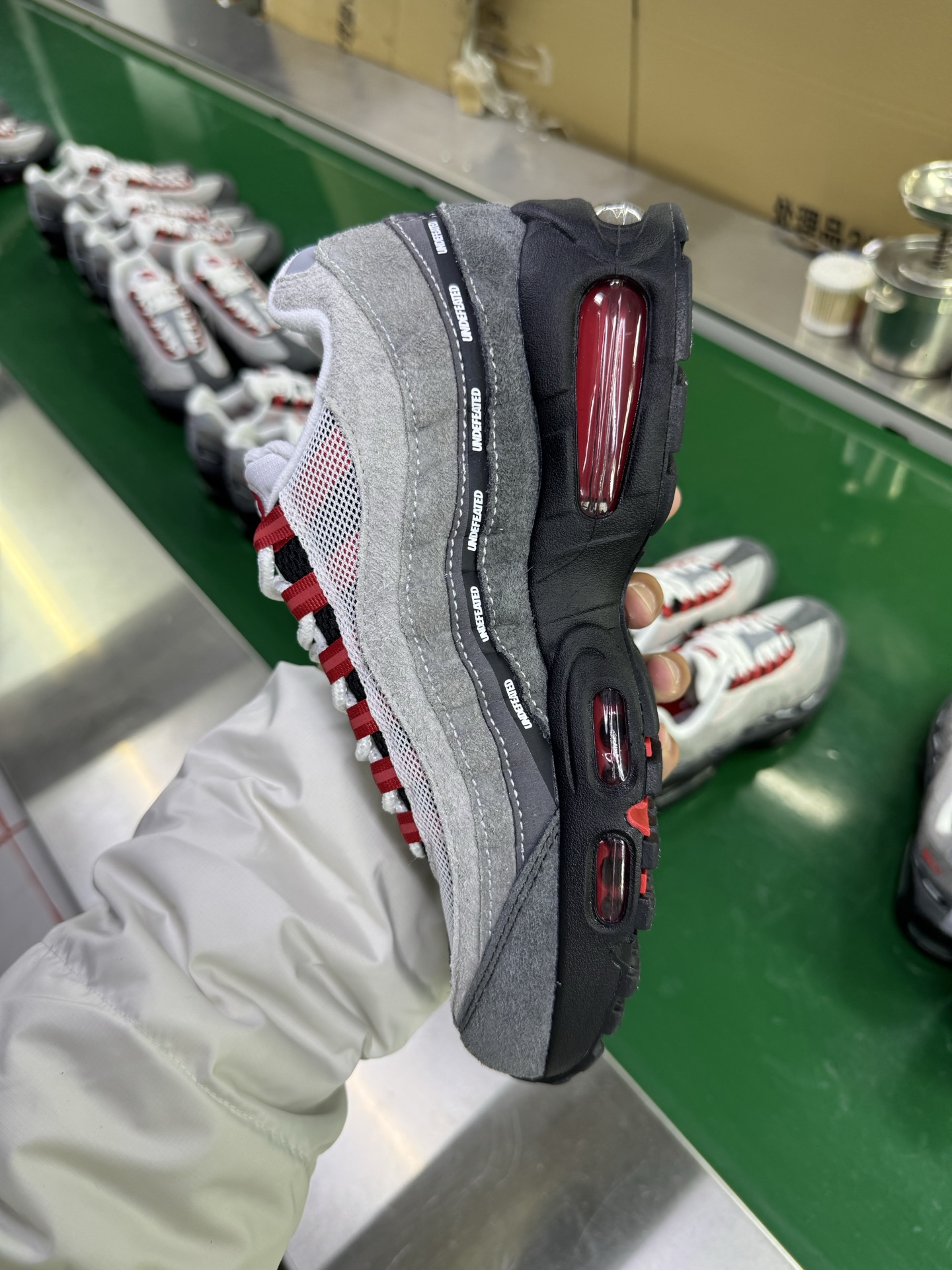 图片[4]-＃SF外贸特供 UNDEFEATED x NK Air Max 95 SP 上海限定 联名灰红 IB4523-003 亲自操刀耗时半年开发 重金购买全套印尼原厂纸板楦头开发 2025官方主推系列 致敬诞生30周年的传奇鞋型 Air Max 95 系列再度重磅复刻归来 以全新配色续写光辉历史 更以现代手法重塑经典 将复古风格与前沿科技完美融合 一比一鞋头弧度高度鞋身弧度 东莞原厂模具大底 一码一模 原厂高韧性Tpu 独家供应35.5 45.5 48.5 49.5 50.5 原厂特供同批次皮料与Zp零色差 原厂特供内外标均可过绿X扫描认证 独家原装Big Bubble气垫 气垫体积更大 提供更强的缓震性能和回弹性 进口玻璃冲刀皮料裁剪零毛边 电脑针车工艺 鞋面不留荧光细节 平台可冲 超高鞋面清洁度 最高QC检验标准 控制溢胶瑕疵 每一双都是工艺品 实拍调校N版已经零色差零失真 百分百还原实物色彩所见即所得 不存在货不对板色差等低级问题 选购参考实物拍摄 不混卖不参货 只用心做好货严格选品 承诺混一赔十 尺码：35.5 36 36.5 37.5 38 38.5 39 40 40.5 41 42 42.5 43 44 44.5 45 45.5 46 47.5 48.5 49.5 50.5-选品中心