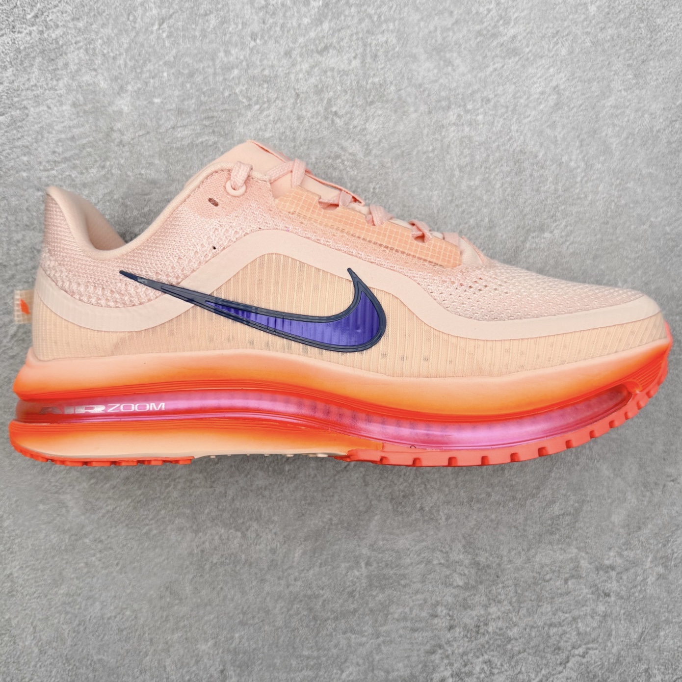 ＃纯原 NK Pegasus Premium 飞马全掌气垫跑步运动鞋 气垫的究极进化 NIKE 2025S 新王炸 • 在特有Air科技加持下，耐克带来全新Pegasus Premium。这款跑鞋在传承耐克飞马（Pegasus）系列标志性的缓震功能的同时，将首次搭载耐克的塑型可视化Air Zoom气垫单元。• 塑型Air Zoom气垫单元贴合脚部的自然轮廓，帮助跑者在从后跟到脚趾的过渡中能够有效传递力量，带来一种前所未有的轻盈、顺畅回馈体验。中底采用ZoomX泡绵，后跟则使用ReactX泡绵，为跑者提供稳定流畅的推进感。• 塑型可视化Air Zoom气垫单元和精心配置的泡绵组合，让Pegasus Premium成为耐克飞马系列中颇具能量回馈的鞋款。• 全新Pegasus Premium不仅展示了耐克势头强劲的创新周期，证明了其特有的Air科技的强大实力，更体现了耐克倾听和服务运动员的能力。尺码：36 36.5 37.5 38 38.5 39 40 40.5 41 42 42.5 43 44 44.5 45-选品中心