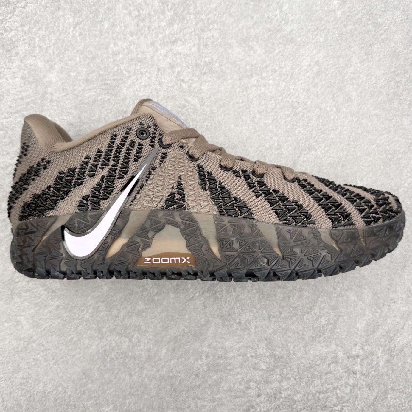 NK JA3 EP 莫兰特三代低帮篮球鞋 以鲜艳明亮的色调脱颖而出。鞋舌上醒目地展示着 “ JA ” 标志，而后跟上的 “ 12 ：AM ” 则以独特的设计呈现。鞋头和鞋舌采用透气运动网布制成，确保舒适耐用。在第一款鞋型的基础上进行了重大升级，采用更为挺拔的鞋口设计，为脚踝带来更佳的包裹与支撑感。侧面独特波纹纹理细节，打破了单调，赋予鞋子灵动与活力的视觉体验。中底部分巧妙借鉴了科比 5 的经典元素，融入斑点细节，增强了整体美学吸引力。实拍调校N版已经零色差零失真 百分百还原实物色彩所见即所得 不存在货不对板色差等低级问题 选购参考实物拍摄 不混卖不参货 只用心做好货严格选品 承诺混一赔十 尺码：40 40.5 41 42 42.5 43 44 44.5 45 46-选品中心