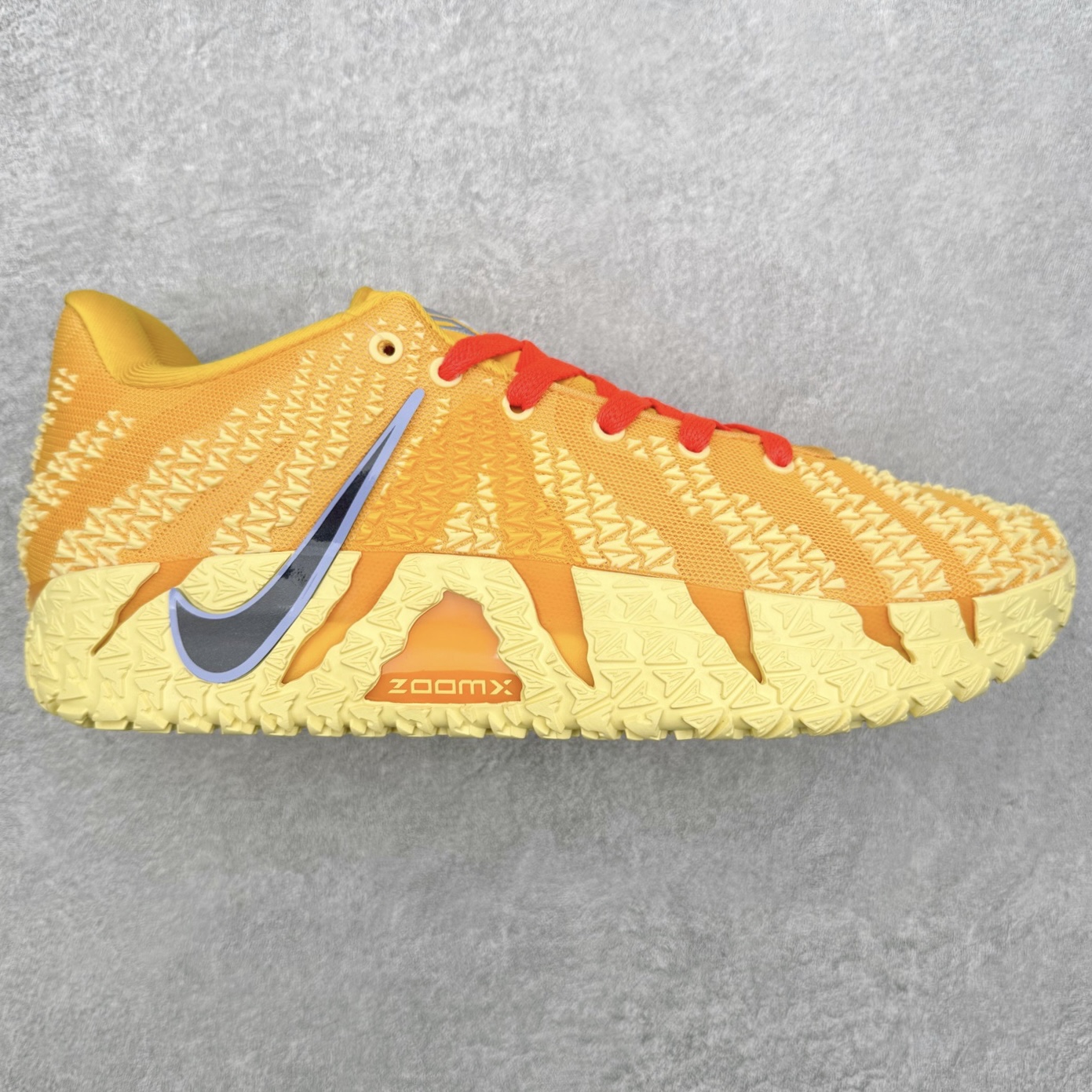 NK JA3 EP 莫兰特三代低帮篮球鞋 以鲜艳明亮的色调脱颖而出。鞋舌上醒目地展示着 “ JA ” 标志，而后跟上的 “ 12 ：AM ” 则以独特的设计呈现。鞋头和鞋舌采用透气运动网布制成，确保舒适耐用。在第一款鞋型的基础上进行了重大升级，采用更为挺拔的鞋口设计，为脚踝带来更佳的包裹与支撑感。侧面独特波纹纹理细节，打破了单调，赋予鞋子灵动与活力的视觉体验。中底部分巧妙借鉴了科比 5 的经典元素，融入斑点细节，增强了整体美学吸引力。实拍调校N版已经零色差零失真 百分百还原实物色彩所见即所得 不存在货不对板色差等低级问题 选购参考实物拍摄 不混卖不参货 只用心做好货严格选品 承诺混一赔十 尺码：40 40.5 41 42 42.5 43 44 44.5 45 46-选品中心