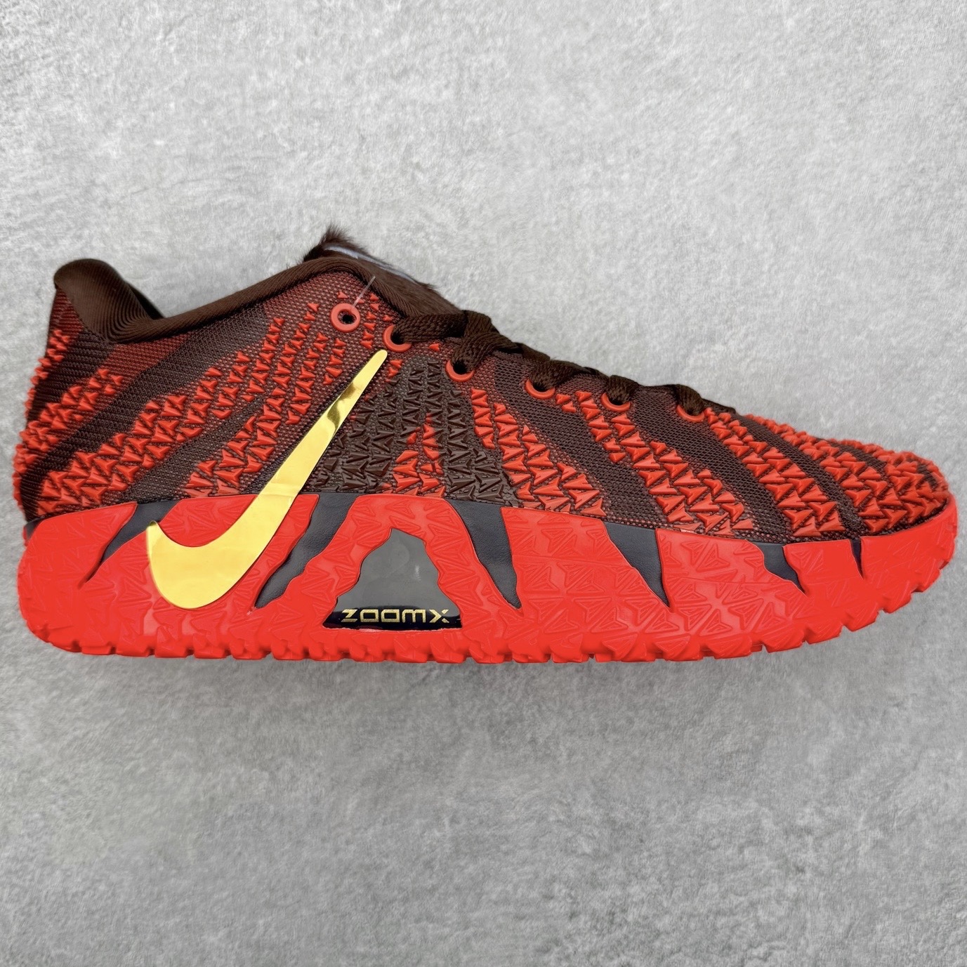 NK JA3 EP 莫兰特三代低帮篮球鞋 以鲜艳明亮的色调脱颖而出。鞋舌上醒目地展示着 “ JA ” 标志，而后跟上的 “ 12 ：AM ” 则以独特的设计呈现。鞋头和鞋舌采用透气运动网布制成，确保舒适耐用。在第一款鞋型的基础上进行了重大升级，采用更为挺拔的鞋口设计，为脚踝带来更佳的包裹与支撑感。侧面独特波纹纹理细节，打破了单调，赋予鞋子灵动与活力的视觉体验。中底部分巧妙借鉴了科比 5 的经典元素，融入斑点细节，增强了整体美学吸引力。实拍调校N版已经零色差零失真 百分百还原实物色彩所见即所得 不存在货不对板色差等低级问题 选购参考实物拍摄 不混卖不参货 只用心做好货严格选品 承诺混一赔十 尺码：40 40.5 41 42 42.5 43 44 44.5 45 46-选品中心