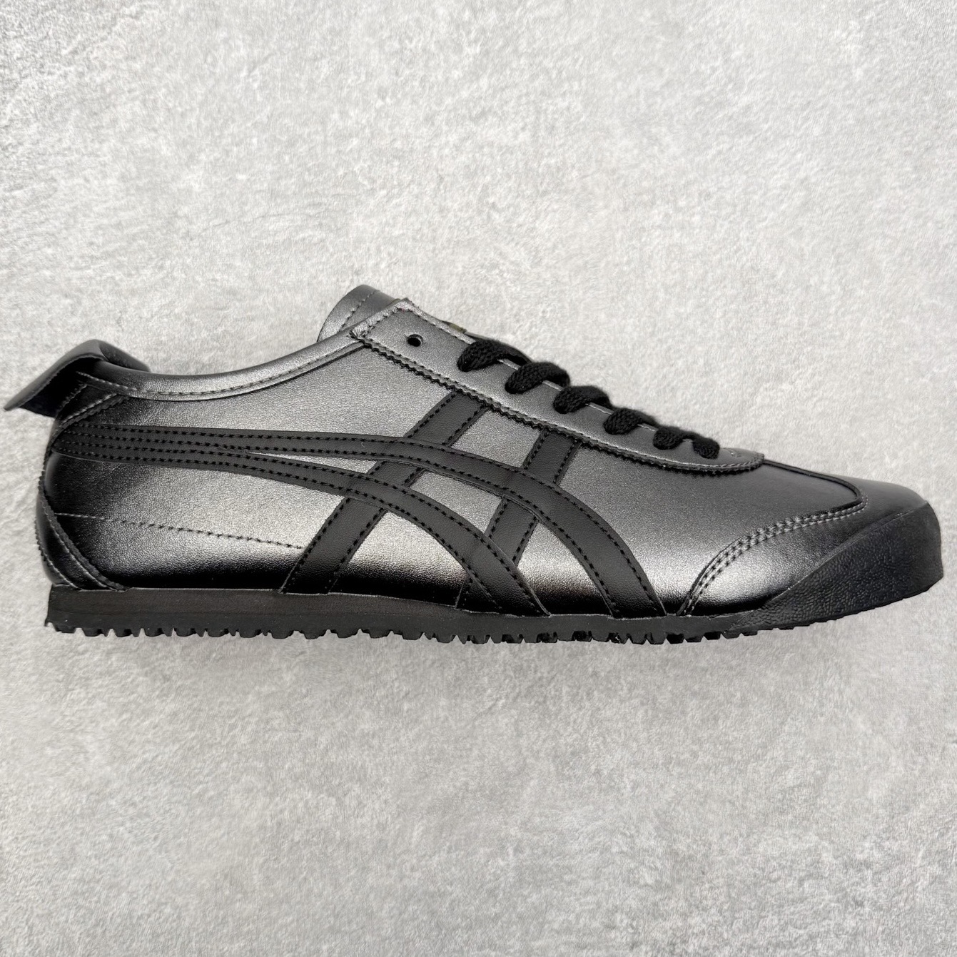 ＃C版 Asics Onitsuka Tiger MEXICO 66 亚瑟士鬼冢虎复古经典板鞋 市场王者选手 海外订单工厂出品 长期生产补货永不断码 超成熟稳定的做工品控 原装全套纸板楦头开发 原汁原味 完美呈现版型 私模正确鞋底咬花纹路 一比一鞋头弧度高度鞋身弧度 绝不口嗨 细节品控鞋型随意秒杀市面 原档咬花纹路私模大底 一个单元有六个三角形 总体形拼接呈现花瓣状 官方四联吊牌 原装Ortholite轻量化鞋垫 原盒原配 质保卡 说明书 钢印防尘纸 纸板中底带钢印 乳胶组合鞋垫 支持全方位的对比专柜 产品从款式颜色造型上体现出追求舒适和细节的完美 鞋类更是推崇手工制作的严谨与完美 融舒适性与可穿性的设计风格 注重细节的完美和别致魅力 既保持稳重 又不失轻松的时尚感 尺码：36 37 37.5 38 39 39.5 40 40.5 41.5 42 42.5 43.5 44 45-选品中心