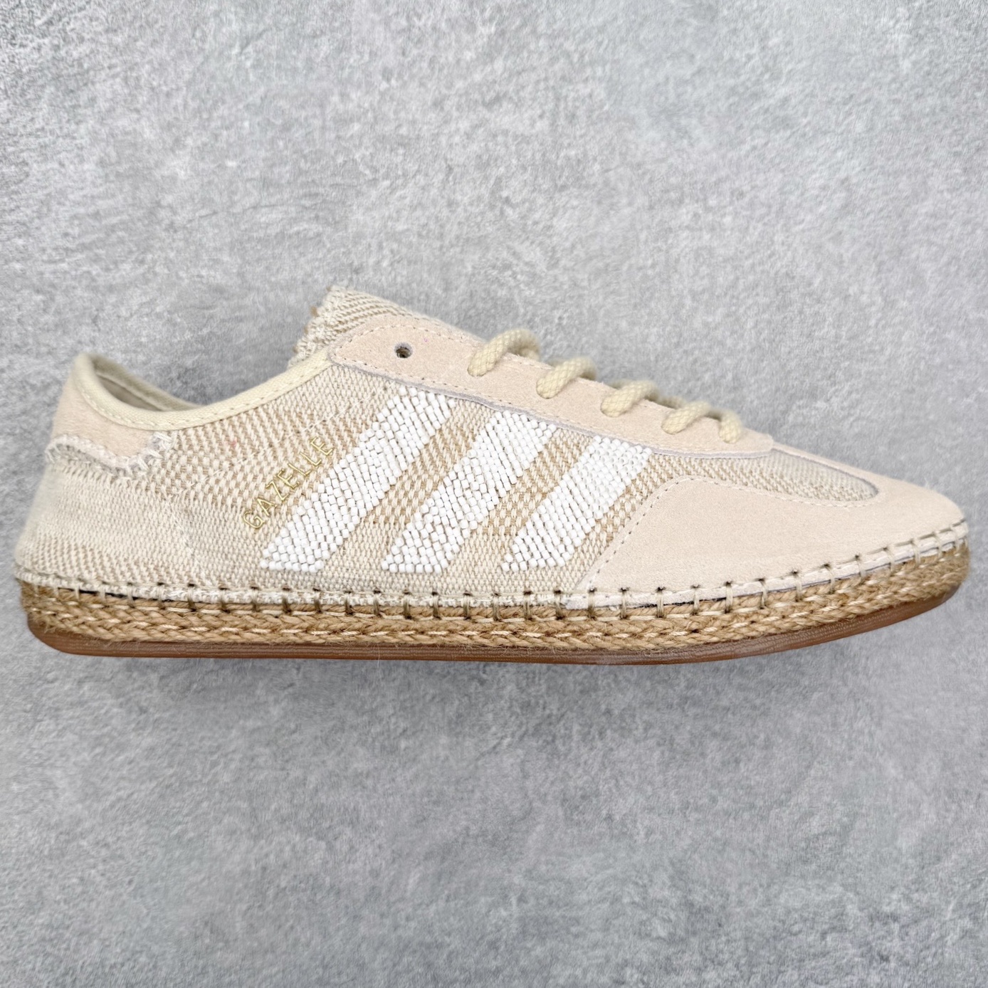 CLOTx AD Originals Gazelle 陈冠希联名款三叶草 草鞋德训鞋 冠希哥的设计理念把国风融入到现代潮流中 传统工艺材质 像厚麻布拼接材质 侧面是白色串珠三道杠 还有金色烫印字母 鞋底像草鞋编织一样设计 橡胶鞋底有三叶草logo 后跟处一个三叶草和一个联名logo 实拍调校N版已经零色差零失真 百分百还原实物色彩所见即所得 不存在货不对板色差等低级问题 选购参考实物拍摄 不混卖不参货 只用心做好货严格选品 承诺混一赔十 尺码：36 36.5 37.5 38 38.5 39 40 40.5 41 42 42.5 43 44 44.5 45-选品中心