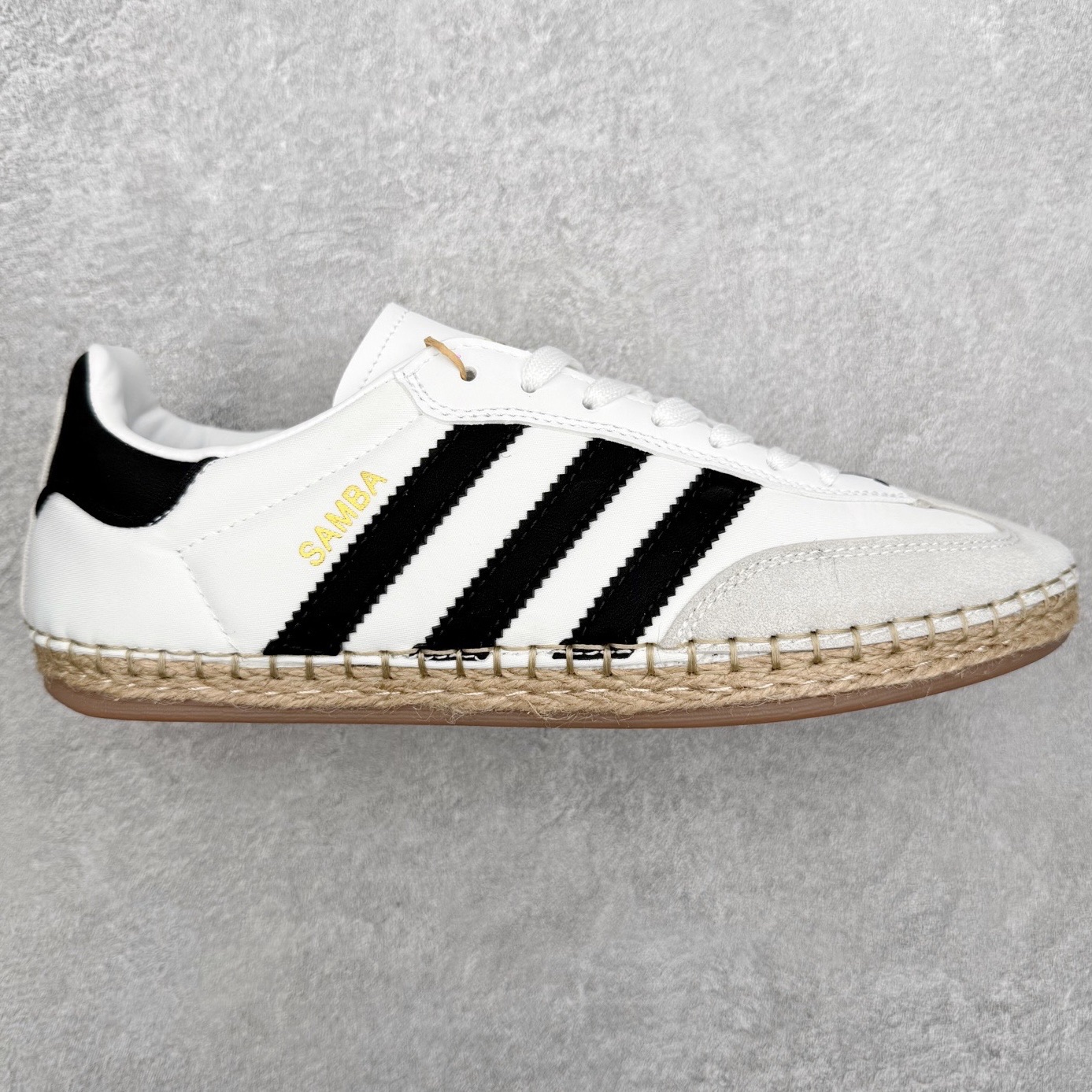 CLOTx AD Originals Gazelle 陈冠希联名款三叶草 草鞋德训鞋 冠希哥的设计理念把国风融入到现代潮流中 传统工艺材质 像厚麻布拼接材质 侧面是白色串珠三道杠 还有金色烫印字母 鞋底像草鞋编织一样设计 橡胶鞋底有三叶草logo 后跟处一个三叶草和一个联名logo 实拍调校N版已经零色差零失真 百分百还原实物色彩所见即所得 不存在货不对板色差等低级问题 选购参考实物拍摄 不混卖不参货 只用心做好货严格选品 承诺混一赔十 尺码：36 36.5 37.5 38 38.5 39 40 40.5 41 42 42.5 43 44 44.5 45-选品中心