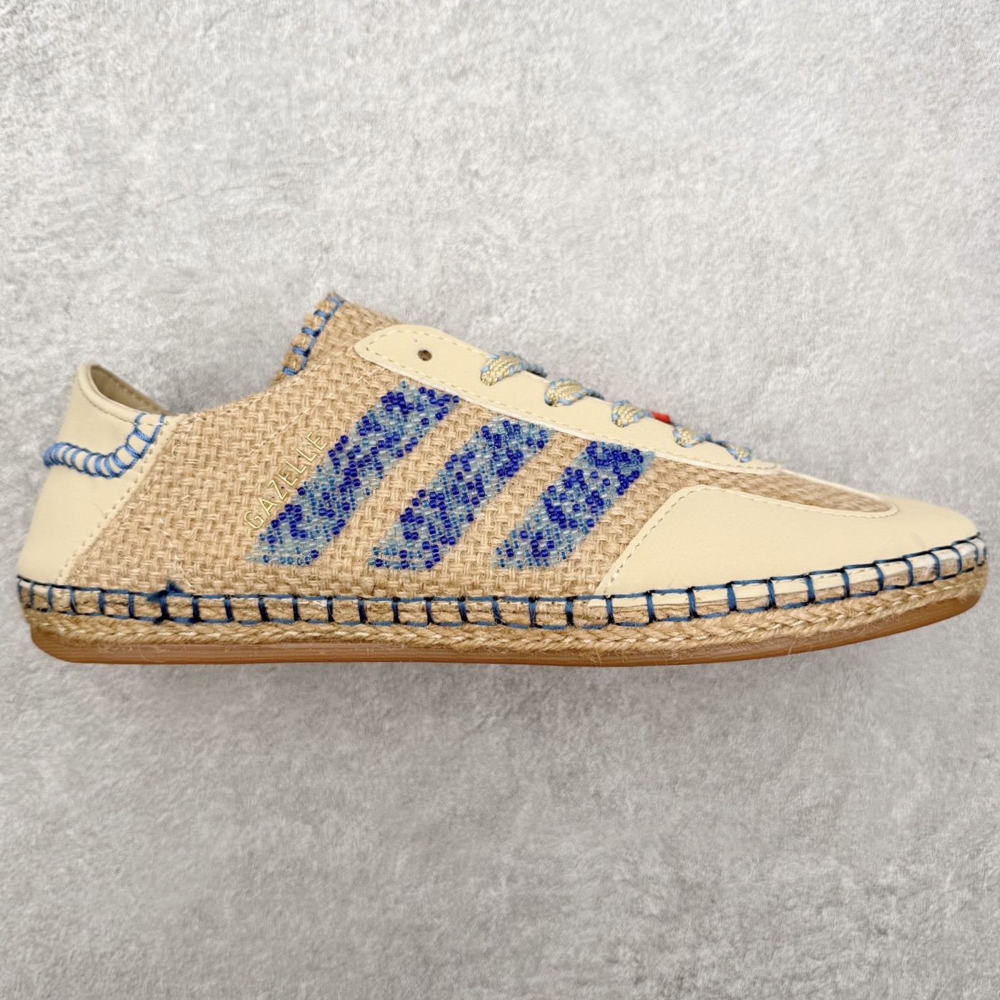 CLOTx AD Originals Gazelle 陈冠希联名款三叶草 草鞋德训鞋 冠希哥的设计理念把国风融入到现代潮流中 传统工艺材质 像厚麻布拼接材质 侧面是白色串珠三道杠 还有金色烫印字母 鞋底像草鞋编织一样设计 橡胶鞋底有三叶草logo 后跟处一个三叶草和一个联名logo 实拍调校N版已经零色差零失真 百分百还原实物色彩所见即所得 不存在货不对板色差等低级问题 选购参考实物拍摄 不混卖不参货 只用心做好货严格选品 承诺混一赔十 尺码：36 36.5 37.5 38 38.5 39 40 40.5 41 42 42.5 43 44 44.5 45-选品中心