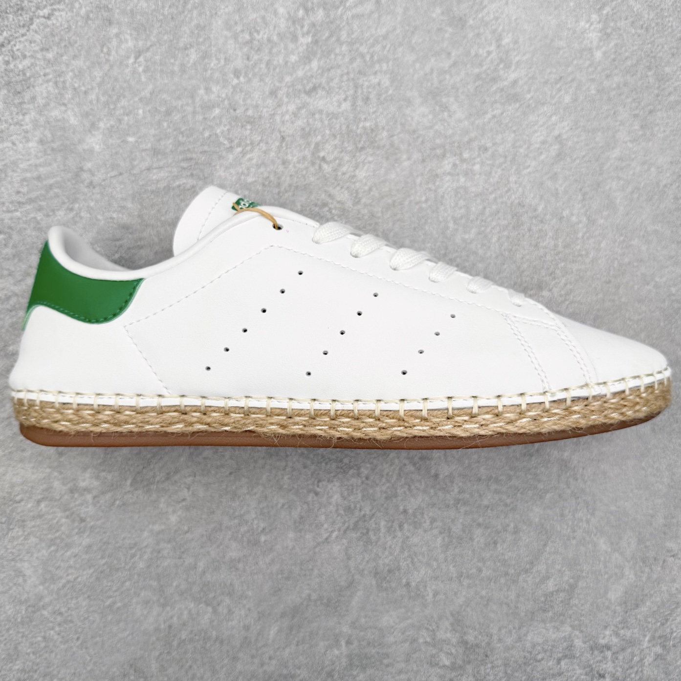 CLOTx AD Originals Gazelle 陈冠希联名款三叶草 草鞋德训鞋 冠希哥的设计理念把国风融入到现代潮流中 传统工艺材质 像厚麻布拼接材质 侧面是白色串珠三道杠 还有金色烫印字母 鞋底像草鞋编织一样设计 橡胶鞋底有三叶草logo 后跟处一个三叶草和一个联名logo 实拍调校N版已经零色差零失真 百分百还原实物色彩所见即所得 不存在货不对板色差等低级问题 选购参考实物拍摄 不混卖不参货 只用心做好货严格选品 承诺混一赔十 尺码：36 36.5 37.5 38 38.5 39 40 40.5 41 42 42.5 43 44 44.5 45-选品中心