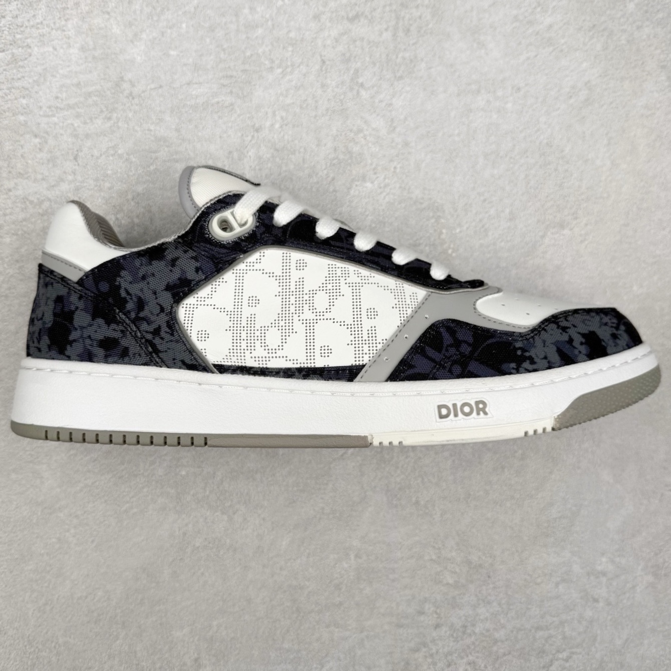 ＃纯原福利 DIOR 迪奥 B27 低帮经典奢侈品休闲运动板鞋 东莞大厂生产 品质货真价实 代购级别 市面顶级版本 Oblique印花电秀 长时售卖 退换率超低这款B27运动鞋是DIOR的经典单品 和迪奥光滑牛皮革精心制作，侧面饰以米色和黑色提花Oblique印花镶边（激光冲孔）搭配CD lcon孔眼，双色橡胶鞋底，鞋舌和后跟处均饰以标志性细节，更显精致，时尚百搭，可为各种造型增光添彩 蓝色 奶油白色和迪奥灰光滑牛皮革 米色和黑色提花面料oblique印花 鞋底和鞋眼饰以DIOR标志 系带开合搭配CD·lcon孔眼网眼织物里料 双色橡胶外底 侧面缝线拼接结构 含防尘袋和一对鞋带 全套意大利正品包装 尺码 35 36 37 38 39 40 41 42 43 44 45-选品中心