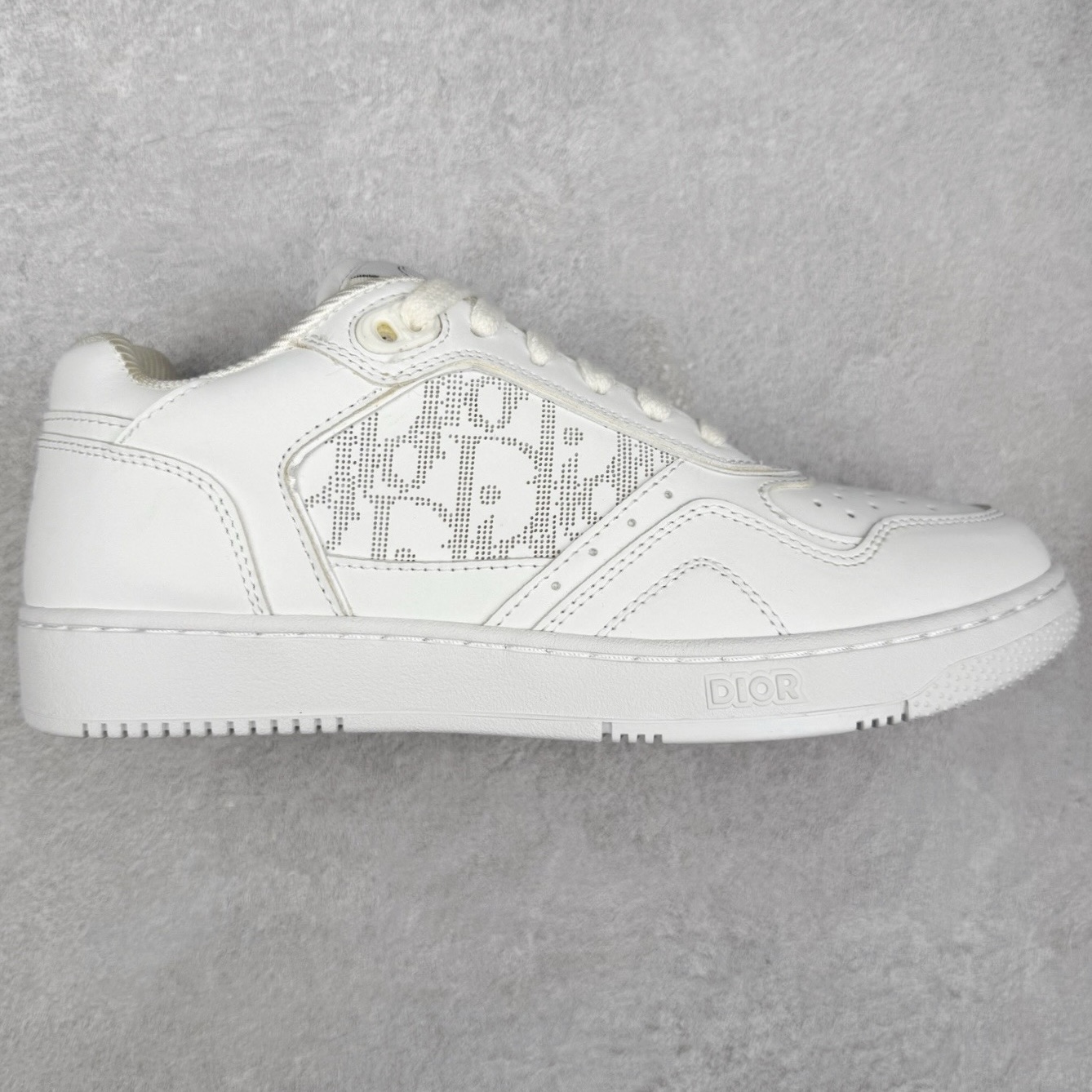＃纯原福利 DIOR 迪奥 B27 低帮经典奢侈品休闲运动板鞋 东莞大厂生产 品质货真价实 代购级别 市面顶级版本 Oblique印花电秀 长时售卖 退换率超低这款B27运动鞋是DIOR的经典单品 和迪奥光滑牛皮革精心制作，侧面饰以米色和黑色提花Oblique印花镶边（激光冲孔）搭配CD lcon孔眼，双色橡胶鞋底，鞋舌和后跟处均饰以标志性细节，更显精致，时尚百搭，可为各种造型增光添彩 蓝色 奶油白色和迪奥灰光滑牛皮革 米色和黑色提花面料oblique印花 鞋底和鞋眼饰以DIOR标志 系带开合搭配CD·lcon孔眼网眼织物里料 双色橡胶外底 侧面缝线拼接结构 含防尘袋和一对鞋带 全套意大利正品包装 尺码 35 36 37 38 39 40 41 42 43 44 45-选品中心