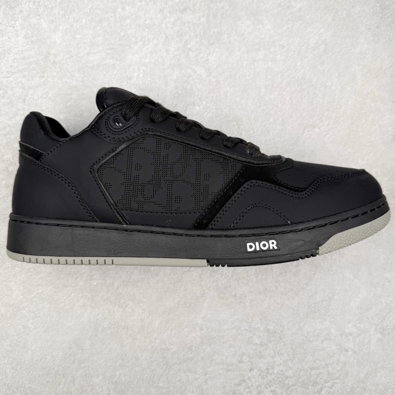 ＃纯原福利 DIOR 迪奥 B27 低帮经典奢侈品休闲运动板鞋 东莞大厂生产 品质货真价实 代购级别 市面顶级版本 Oblique印花电秀 长时售卖 退换率超低这款B27运动鞋是DIOR的经典单品 和迪奥光滑牛皮革精心制作，侧面饰以米色和黑色提花Oblique印花镶边（激光冲孔）搭配CD lcon孔眼，双色橡胶鞋底，鞋舌和后跟处均饰以标志性细节，更显精致，时尚百搭，可为各种造型增光添彩 蓝色 奶油白色和迪奥灰光滑牛皮革 米色和黑色提花面料oblique印花 鞋底和鞋眼饰以DIOR标志 系带开合搭配CD·lcon孔眼网眼织物里料 双色橡胶外底 侧面缝线拼接结构 含防尘袋和一对鞋带 全套意大利正品包装 尺码 35 36 37 38 39 40 41 42 43 44 45-选品中心