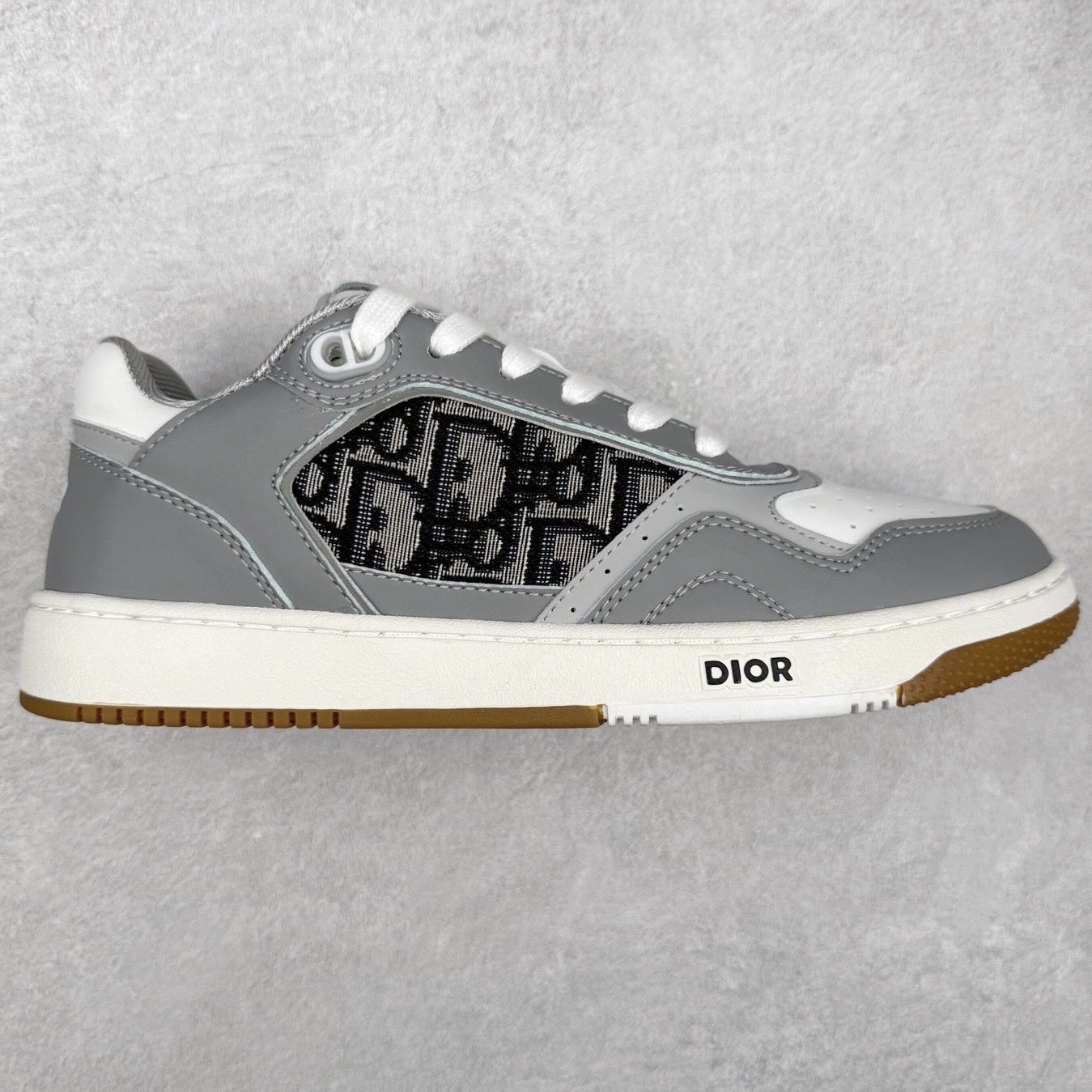 ＃纯原福利 DIOR 迪奥 B27 低帮经典奢侈品休闲运动板鞋 东莞大厂生产 品质货真价实 代购级别 市面顶级版本 Oblique印花电秀 长时售卖 退换率超低这款B27运动鞋是DIOR的经典单品 和迪奥光滑牛皮革精心制作，侧面饰以米色和黑色提花Oblique印花镶边（激光冲孔）搭配CD lcon孔眼，双色橡胶鞋底，鞋舌和后跟处均饰以标志性细节，更显精致，时尚百搭，可为各种造型增光添彩 蓝色 奶油白色和迪奥灰光滑牛皮革 米色和黑色提花面料oblique印花 鞋底和鞋眼饰以DIOR标志 系带开合搭配CD·lcon孔眼网眼织物里料 双色橡胶外底 侧面缝线拼接结构 含防尘袋和一对鞋带 全套意大利正品包装 尺码 35 36 37 38 39 40 41 42 43 44 45-选品中心