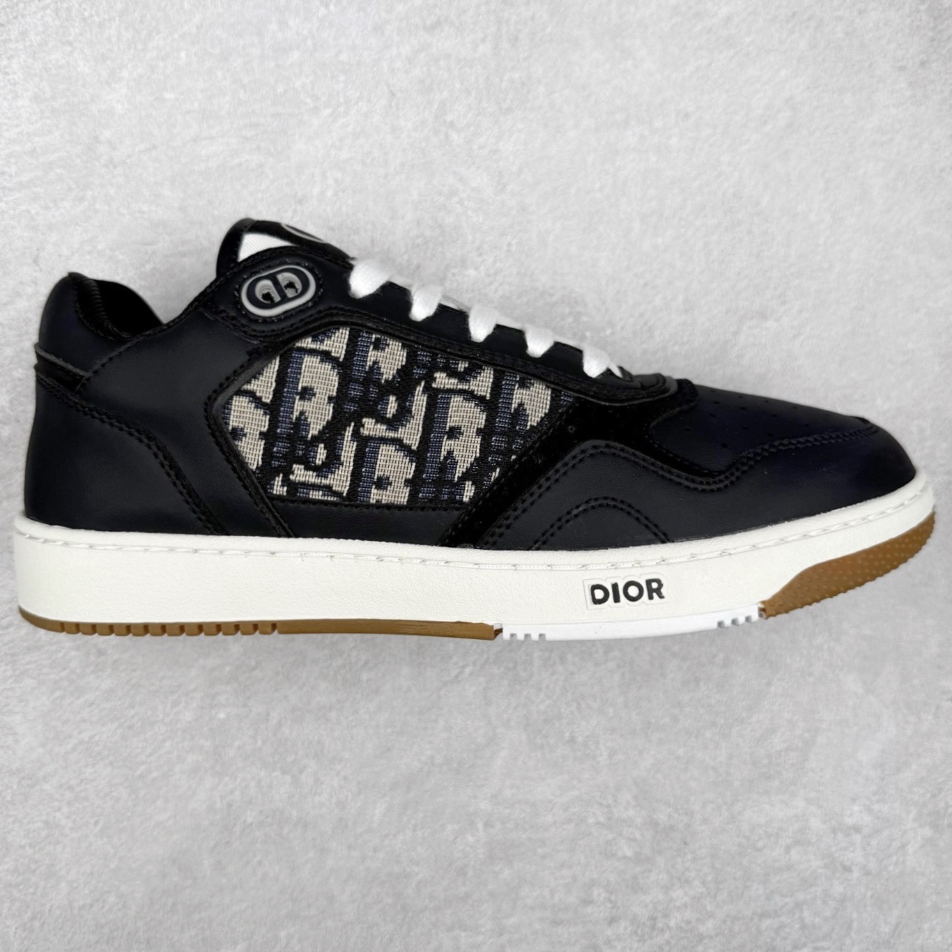 ＃纯原福利 DIOR 迪奥 B27 低帮经典奢侈品休闲运动板鞋 东莞大厂生产 品质货真价实 代购级别 市面顶级版本 Oblique印花电秀 长时售卖 退换率超低这款B27运动鞋是DIOR的经典单品 和迪奥光滑牛皮革精心制作，侧面饰以米色和黑色提花Oblique印花镶边（激光冲孔）搭配CD lcon孔眼，双色橡胶鞋底，鞋舌和后跟处均饰以标志性细节，更显精致，时尚百搭，可为各种造型增光添彩 蓝色 奶油白色和迪奥灰光滑牛皮革 米色和黑色提花面料oblique印花 鞋底和鞋眼饰以DIOR标志 系带开合搭配CD·lcon孔眼网眼织物里料 双色橡胶外底 侧面缝线拼接结构 含防尘袋和一对鞋带 全套意大利正品包装 尺码 35 36 37 38 39 40 41 42 43 44 45-选品中心