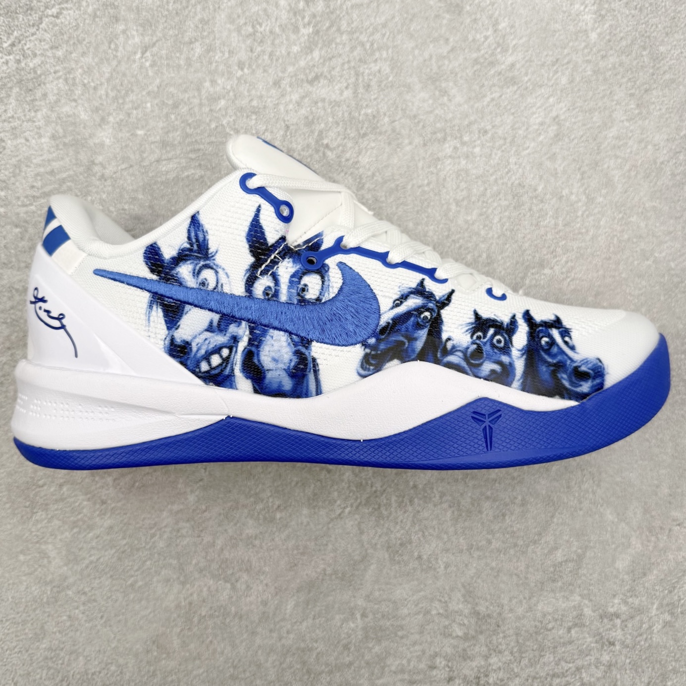 NK Zoom Kobe 8 Protro 科比八代实战篮球鞋 马年定制CYN配色 Eric Avar 这一次在设计中将轻盈发挥到了极致 鞋面采用了更加轻盈、更加强韧的创新的Flywire 2.0技术 球鞋重量更加轻质 重量仅为10.6盎司 内靴设计也使得穿着更加舒适 中底的配置则依日是可靠的zoom气垫和碳板的搭配 外底有个小细节令人十分喜欢 将纹路做成了心电图状 寓意科比对于篮球的喜爱 尺码：40 40.5 41 42 42.5 43 44 44.5 45 46-选品中心