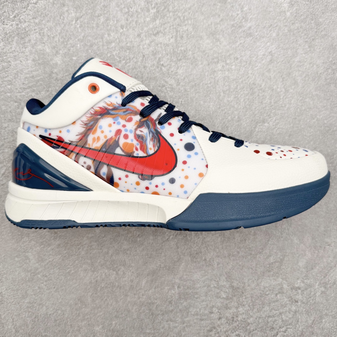 NK Zoom Kobe 4 Protro 科比四代实战篮球鞋 马年定制CYN配色 Eric Avar 这一次在设计中将轻盈发挥到了极致 鞋面采用了更加轻盈、更加强韧的创新的Flywire 2.0技术 球鞋重量更加轻质 重量仅为10.6盎司 内靴设计也使得穿着更加舒适 中底的配置则依日是可靠的zoom气垫和碳板的搭配 外底有个小细节令人十分喜欢 将纹路做成了心电图状 寓意科比对于篮球的喜爱 尺码：40 40.5 41 42 42.5 43 44 44.5 45 46-选品中心