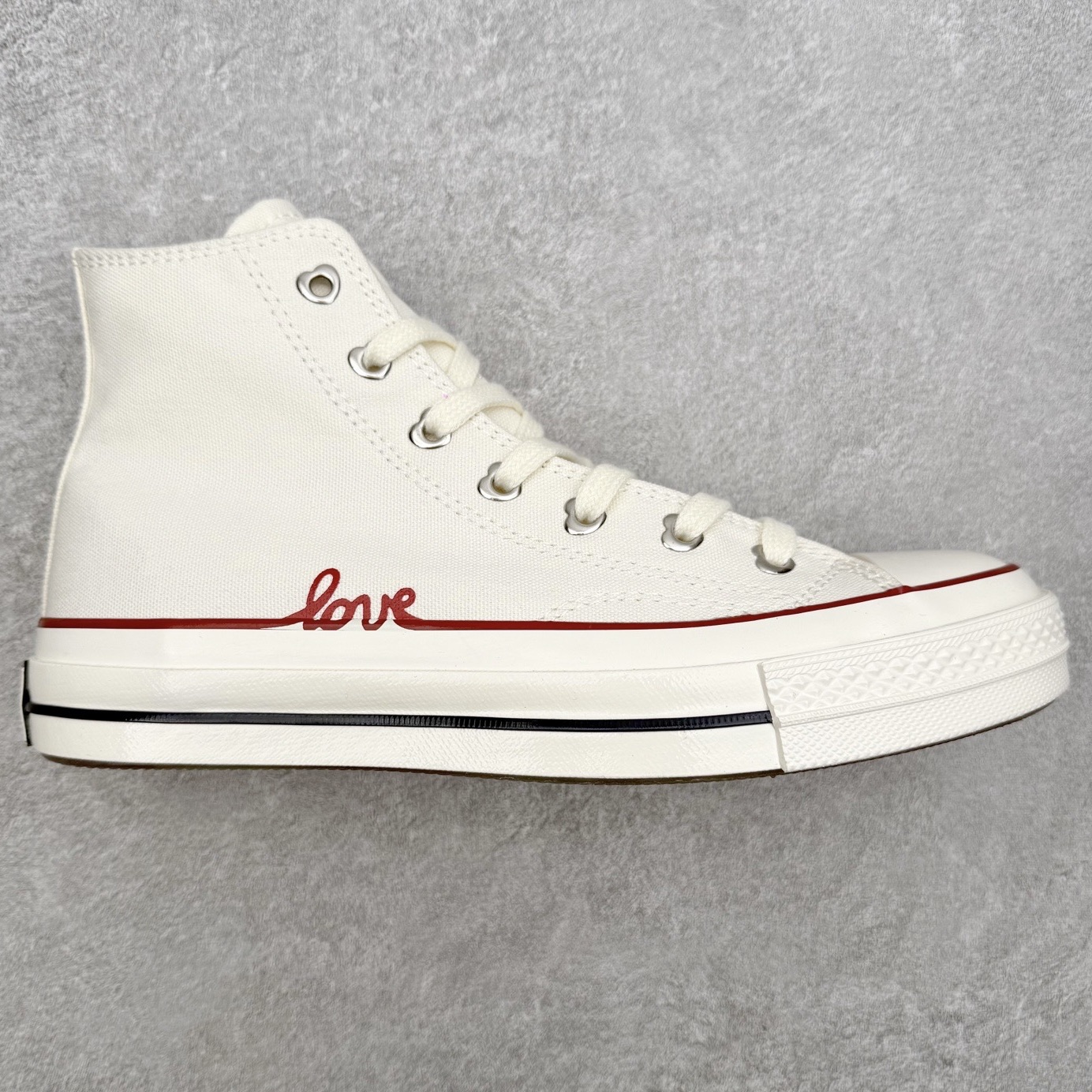 Converse Chuck 1970S 情人节限定 匡威官方 挚爱同心系列休闲帆布鞋 经典1970s鞋型搭配红色LOVE果冻鞋底，鞋圈红色线条围绕love手写字体，氛围感拉满，加厚心形鞋舌柔软耐穿，适合情侣穿搭。 货号：A19060C白红 货号：A19061C 黑红 尺码：35 36 36.5 37 37.5 38 39 39.5 40 41 41.5 42 42.5 43 44-选品中心
