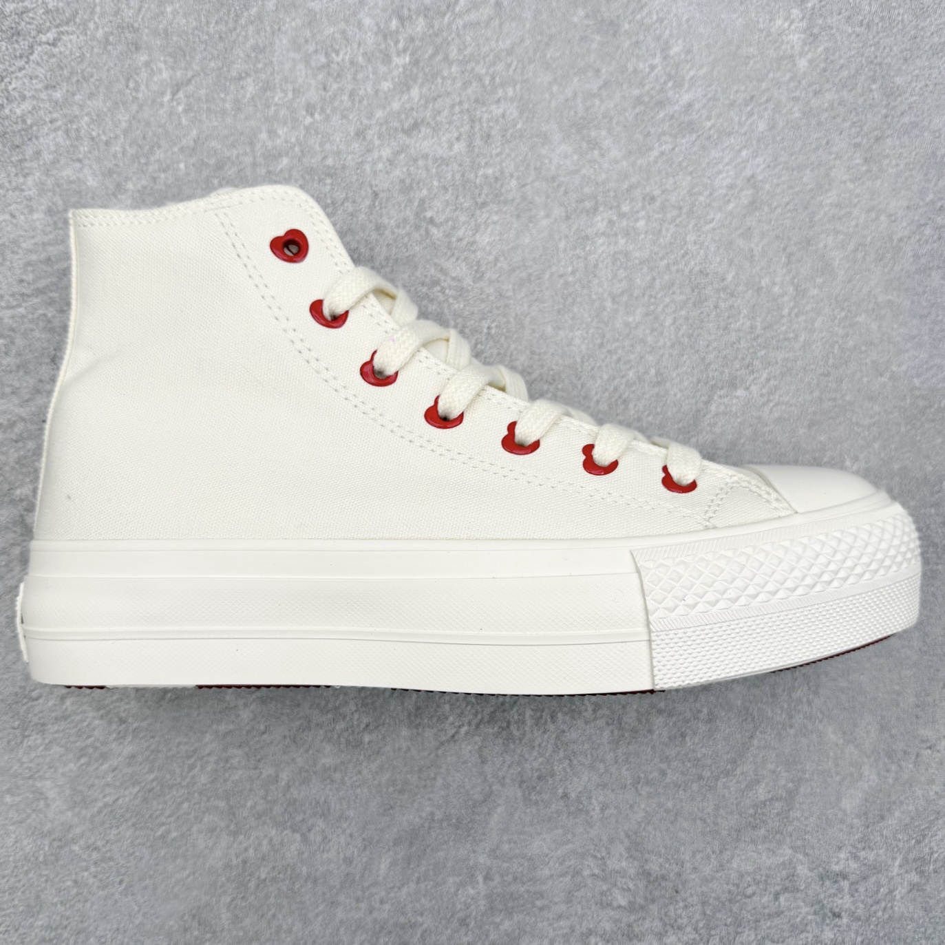 Converse All Star Lift 情人节限定 匡威官方 挚爱同心系列休闲帆布鞋 经典All Star鞋型，奶fufu的白色鞋身，搭配小红心刺绣温柔又俏皮。鞋舌的爱心包边设计搭配红色手写Logo，氛围感拉满。厚底悄悄增高显腿长，小个子也能拥有漫画腿。经典高帮版型百搭不挑人，配裙子裤子都出彩。 货号：A19058C 尺码：35 36 36.5 37 37.5 38 39 40-选品中心