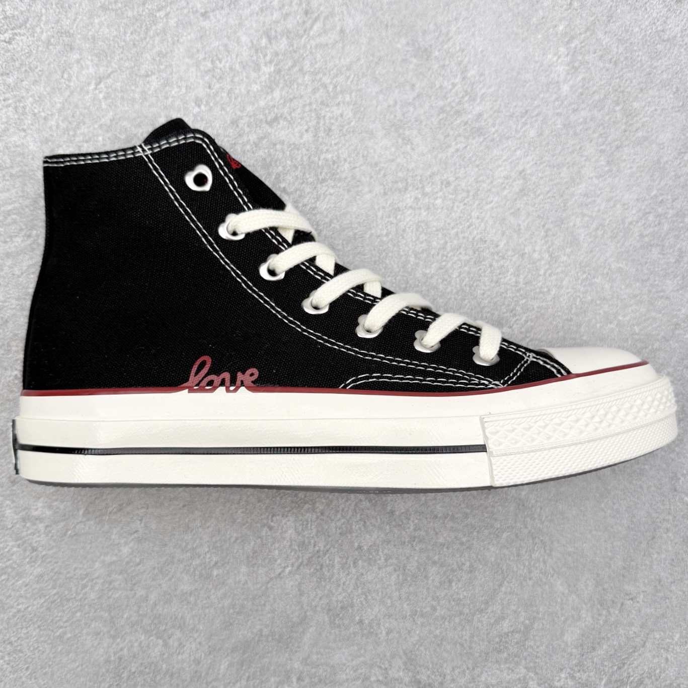 Converse Chuck 1970S 情人节限定 匡威官方 挚爱同心系列休闲帆布鞋 经典1970s鞋型搭配红色LOVE果冻鞋底，鞋圈红色线条围绕love手写字体，氛围感拉满，加厚心形鞋舌柔软耐穿，适合情侣穿搭。 货号：A19060C白红 货号：A19061C 黑红 尺码：35 36 36.5 37 37.5 38 39 39.5 40 41 41.5 42 42.5 43 44-选品中心