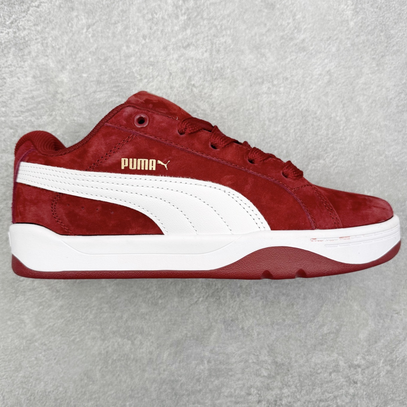 PUMA彪马 BMW M Motorsport RBD Break 彪马新款面包鞋男女同款复古休闲板鞋 赠送一双鞋带 鞋身通体采用细腻的麂皮材质 厚实柔软 质感出众 鞋侧保留PUMA标志性跑道图案 侧面与后跟点缀金属色PUMA LOGO 兼具辨识度与细节感 加厚鞋垫、饱满鞋舌 搭配加宽扁形鞋带 使得穿着感更加贴合与舒适 值得一提的是 本季SUEDE XL鞋款以黑色、红色及蓝色最为瞩目 经典黑的配色 在低调之余可轻松驾驭任何潮流风格造型 而高饱和度的配色 则是当之无愧的早春出街利器 尺码：36 37 37.5 38 38.5 39 40 40.5 41 42 42.5 43 44 45-选品中心