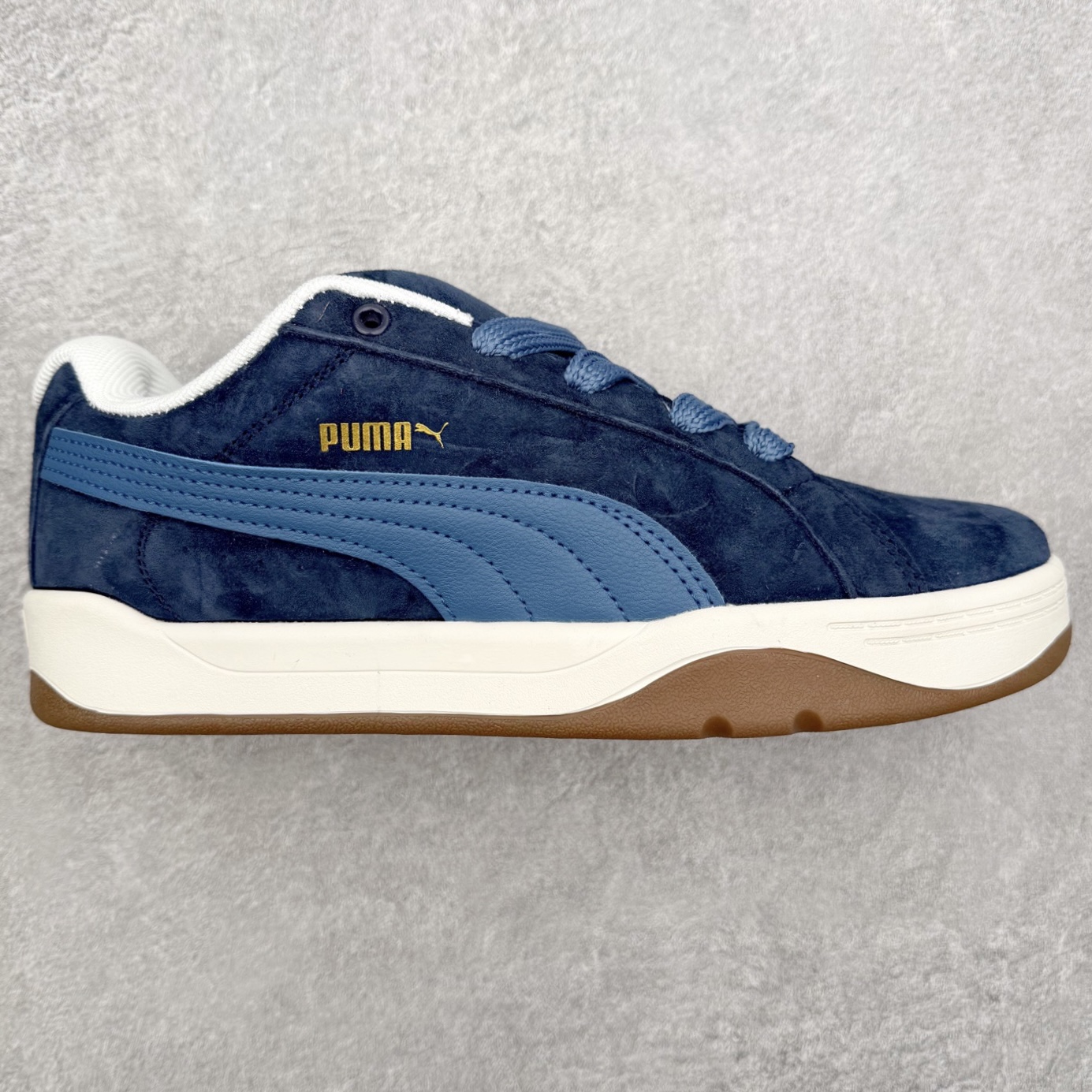 PUMA彪马 BMW M Motorsport RBD Break 彪马新款面包鞋男女同款复古休闲板鞋 赠送一双鞋带 鞋身通体采用细腻的麂皮材质 厚实柔软 质感出众 鞋侧保留PUMA标志性跑道图案 侧面与后跟点缀金属色PUMA LOGO 兼具辨识度与细节感 加厚鞋垫、饱满鞋舌 搭配加宽扁形鞋带 使得穿着感更加贴合与舒适 值得一提的是 本季SUEDE XL鞋款以黑色、红色及蓝色最为瞩目 经典黑的配色 在低调之余可轻松驾驭任何潮流风格造型 而高饱和度的配色 则是当之无愧的早春出街利器 尺码：36 37 37.5 38 38.5 39 40 40.5 41 42 42.5 43 44 45-选品中心