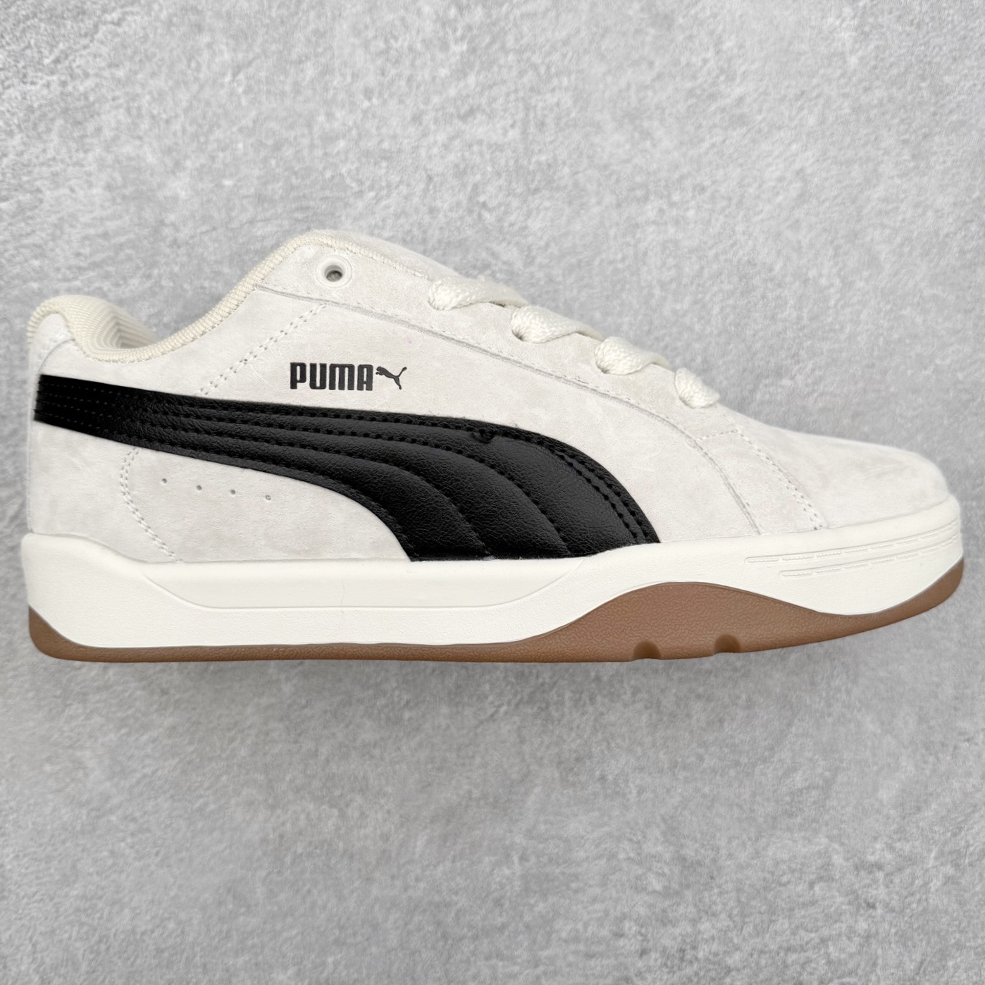 PUMA彪马 BMW M Motorsport RBD Break 彪马新款面包鞋男女同款复古休闲板鞋 赠送一双鞋带 鞋身通体采用细腻的麂皮材质 厚实柔软 质感出众 鞋侧保留PUMA标志性跑道图案 侧面与后跟点缀金属色PUMA LOGO 兼具辨识度与细节感 加厚鞋垫、饱满鞋舌 搭配加宽扁形鞋带 使得穿着感更加贴合与舒适 值得一提的是 本季SUEDE XL鞋款以黑色、红色及蓝色最为瞩目 经典黑的配色 在低调之余可轻松驾驭任何潮流风格造型 而高饱和度的配色 则是当之无愧的早春出街利器 尺码：36 37 37.5 38 38.5 39 40 40.5 41 42 42.5 43 44 45-选品中心