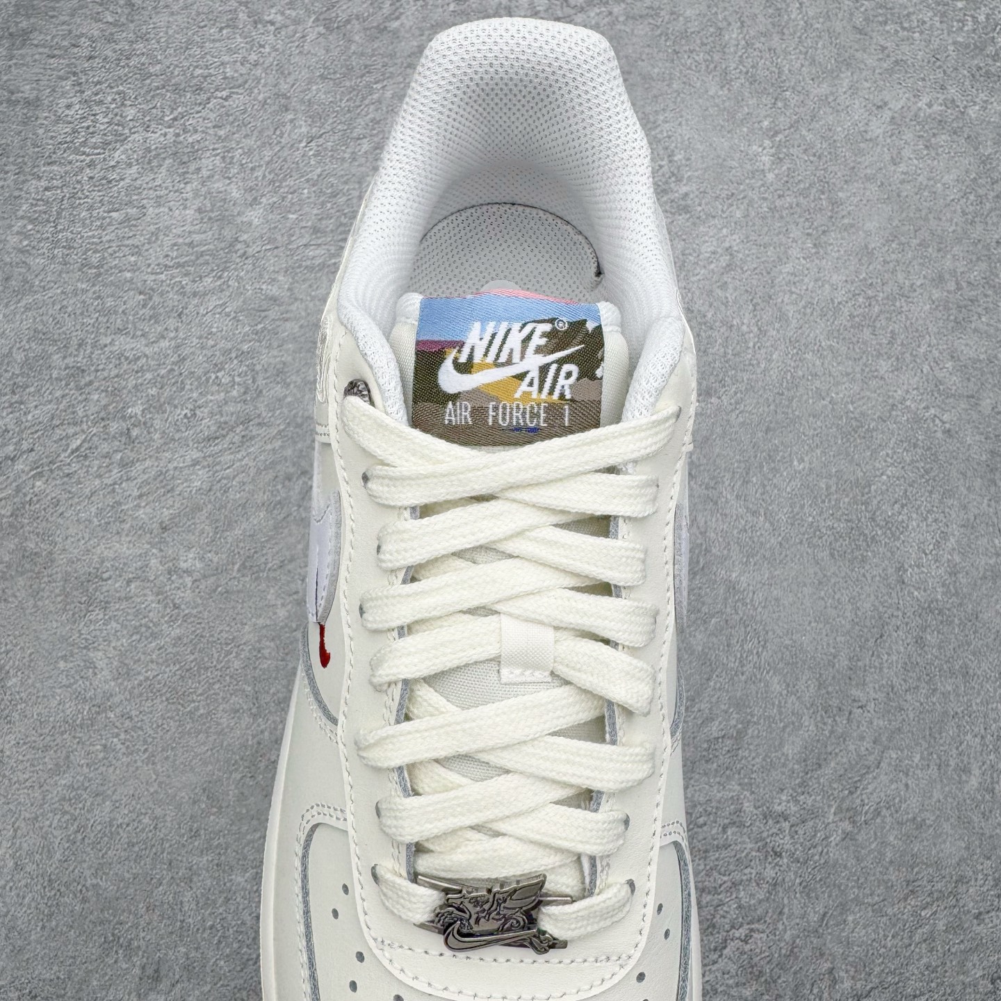 图片[5]-＃G5 NK Air Force 1 Low \’07 空军一号低帮经典板鞋 CNY马年限定 IQ1119-011 同步官方2025全新版本 不规则波浪大底咬花 全鞋电脑针车 工整有序 视觉效果满分 原厂拉帮手法 标准四线 密度针距针孔大小控制到位 原装反口里网布海绵 正确卡色网眼大小 新版鞋撑改用纸团代替 原厂港宝加持完美还原灵魂版型 原盒原配从里到外百分百还原 原厂全头层原厂皮料 原标原盒 内置Sole气垫 中底白色背胶 中底划线 已经无限的接近公司 原厂楦头 原厂刺绣 后跟弧度修正 独家私模最大开发到47.5 尺码：35.5 36 36.5 37.5 38 38.5 39 40 40.5 41 42 42.5 43 44 44.5 45 46 47.5-选品中心