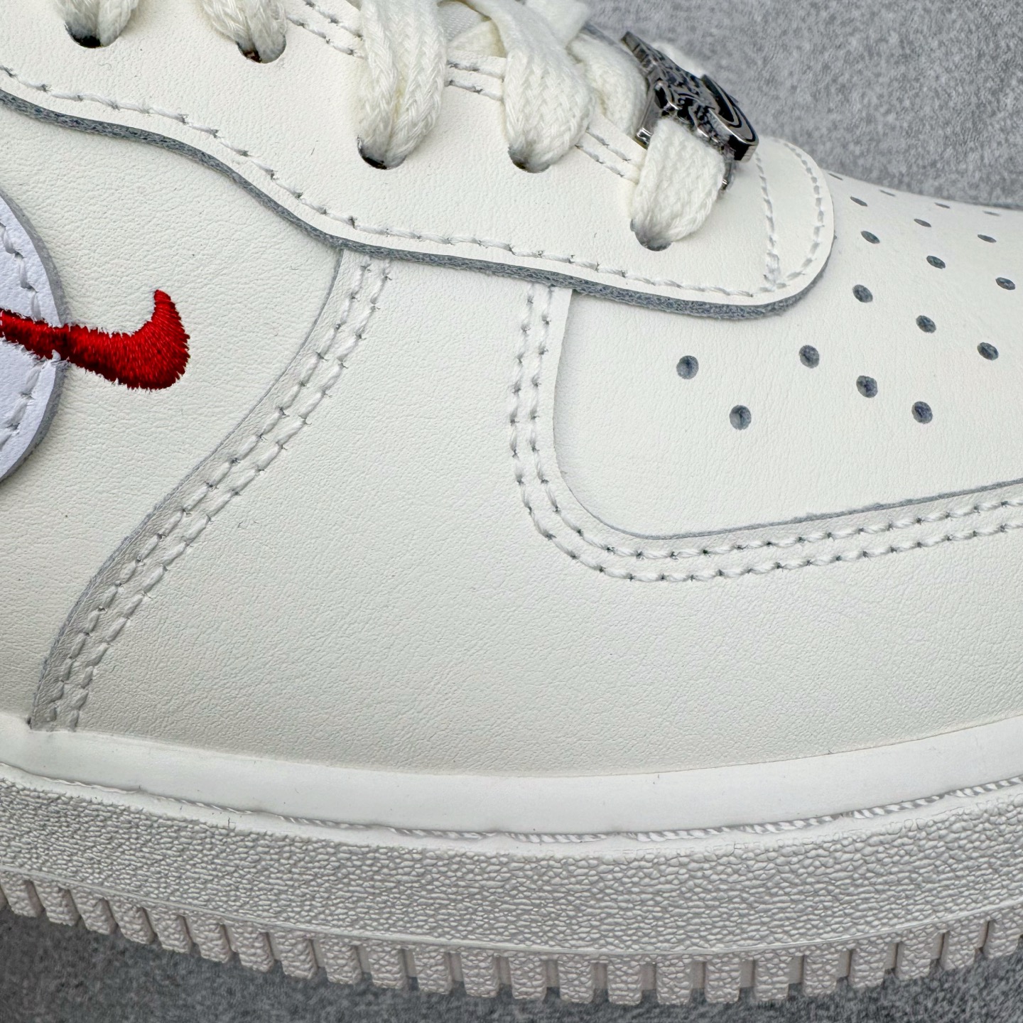 图片[22]-＃G5 NK Air Force 1 Low \’07 空军一号低帮经典板鞋 CNY马年限定 IQ1119-011 同步官方2025全新版本 不规则波浪大底咬花 全鞋电脑针车 工整有序 视觉效果满分 原厂拉帮手法 标准四线 密度针距针孔大小控制到位 原装反口里网布海绵 正确卡色网眼大小 新版鞋撑改用纸团代替 原厂港宝加持完美还原灵魂版型 原盒原配从里到外百分百还原 原厂全头层原厂皮料 原标原盒 内置Sole气垫 中底白色背胶 中底划线 已经无限的接近公司 原厂楦头 原厂刺绣 后跟弧度修正 独家私模最大开发到47.5 尺码：35.5 36 36.5 37.5 38 38.5 39 40 40.5 41 42 42.5 43 44 44.5 45 46 47.5-选品中心