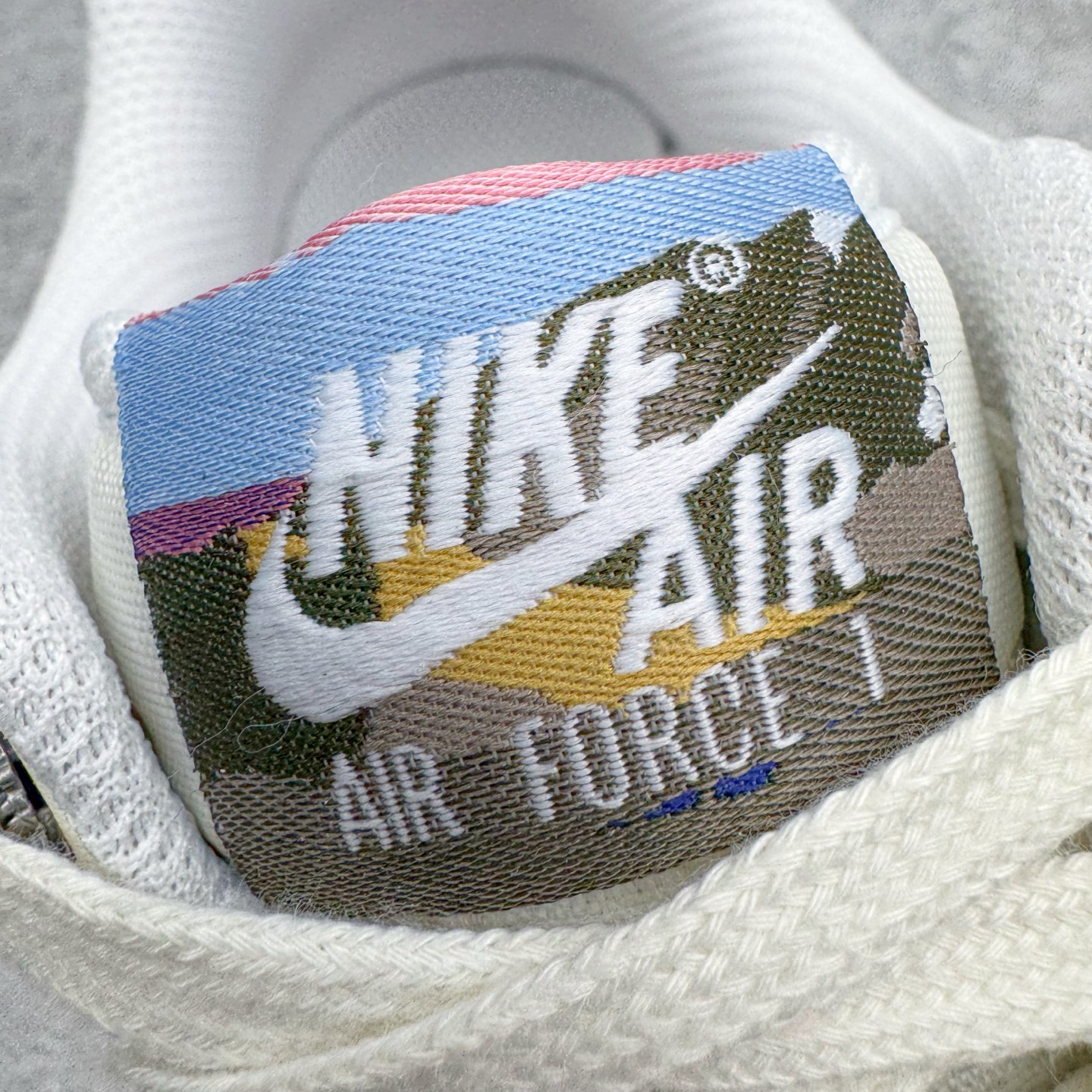 图片[14]-＃G5 NK Air Force 1 Low \’07 空军一号低帮经典板鞋 CNY马年限定 IQ1119-011 同步官方2025全新版本 不规则波浪大底咬花 全鞋电脑针车 工整有序 视觉效果满分 原厂拉帮手法 标准四线 密度针距针孔大小控制到位 原装反口里网布海绵 正确卡色网眼大小 新版鞋撑改用纸团代替 原厂港宝加持完美还原灵魂版型 原盒原配从里到外百分百还原 原厂全头层原厂皮料 原标原盒 内置Sole气垫 中底白色背胶 中底划线 已经无限的接近公司 原厂楦头 原厂刺绣 后跟弧度修正 独家私模最大开发到47.5 尺码：35.5 36 36.5 37.5 38 38.5 39 40 40.5 41 42 42.5 43 44 44.5 45 46 47.5-选品中心