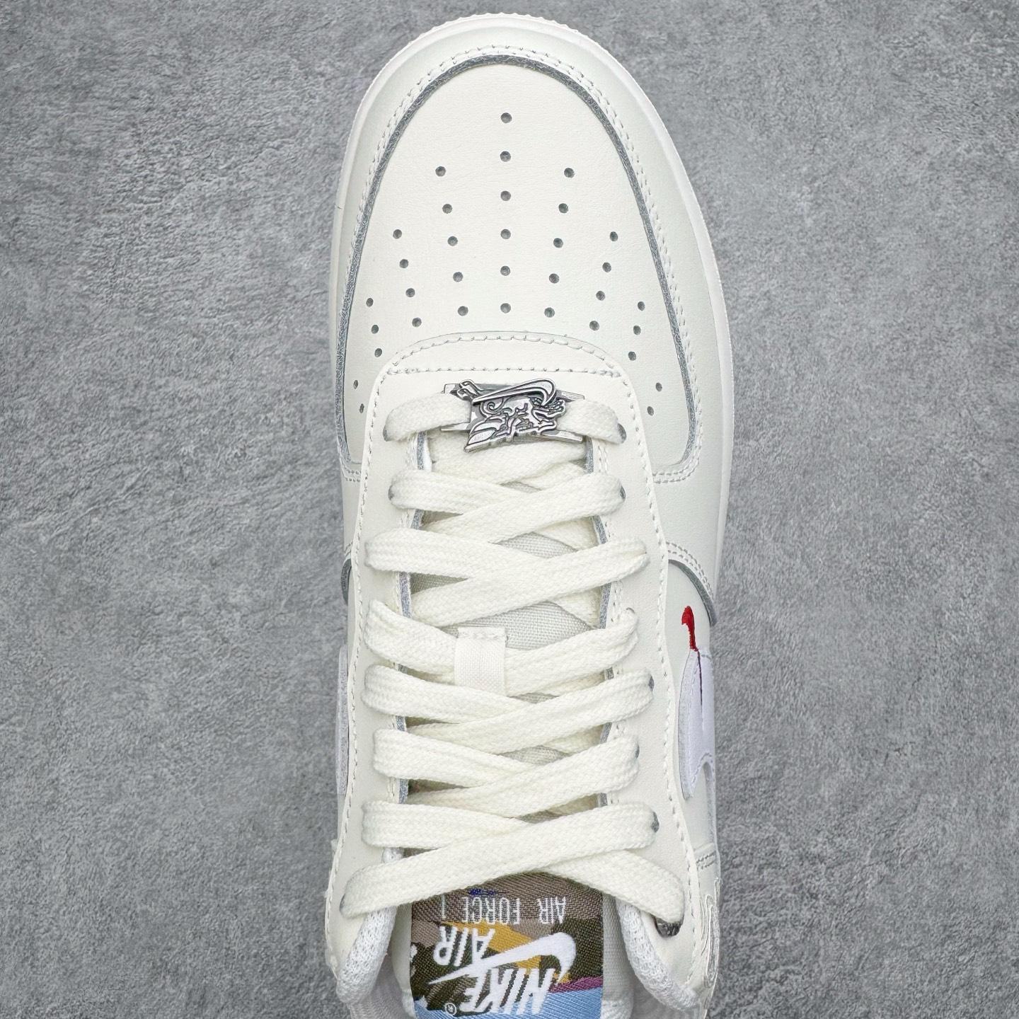 图片[4]-＃G5 NK Air Force 1 Low \’07 空军一号低帮经典板鞋 CNY马年限定 IQ1119-011 同步官方2025全新版本 不规则波浪大底咬花 全鞋电脑针车 工整有序 视觉效果满分 原厂拉帮手法 标准四线 密度针距针孔大小控制到位 原装反口里网布海绵 正确卡色网眼大小 新版鞋撑改用纸团代替 原厂港宝加持完美还原灵魂版型 原盒原配从里到外百分百还原 原厂全头层原厂皮料 原标原盒 内置Sole气垫 中底白色背胶 中底划线 已经无限的接近公司 原厂楦头 原厂刺绣 后跟弧度修正 独家私模最大开发到47.5 尺码：35.5 36 36.5 37.5 38 38.5 39 40 40.5 41 42 42.5 43 44 44.5 45 46 47.5-选品中心