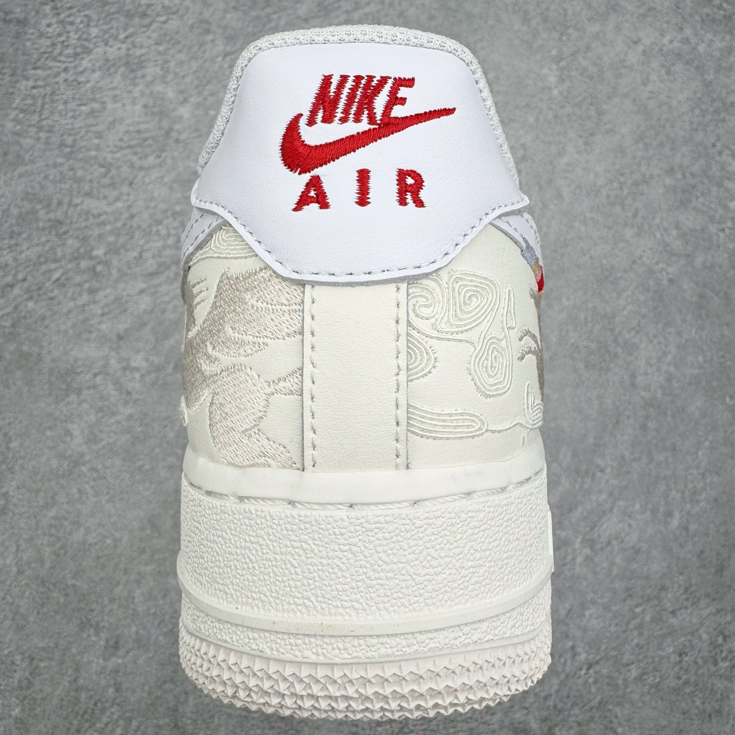 图片[8]-＃G5 NK Air Force 1 Low \’07 空军一号低帮经典板鞋 CNY马年限定 IQ1119-011 同步官方2025全新版本 不规则波浪大底咬花 全鞋电脑针车 工整有序 视觉效果满分 原厂拉帮手法 标准四线 密度针距针孔大小控制到位 原装反口里网布海绵 正确卡色网眼大小 新版鞋撑改用纸团代替 原厂港宝加持完美还原灵魂版型 原盒原配从里到外百分百还原 原厂全头层原厂皮料 原标原盒 内置Sole气垫 中底白色背胶 中底划线 已经无限的接近公司 原厂楦头 原厂刺绣 后跟弧度修正 独家私模最大开发到47.5 尺码：35.5 36 36.5 37.5 38 38.5 39 40 40.5 41 42 42.5 43 44 44.5 45 46 47.5-选品中心