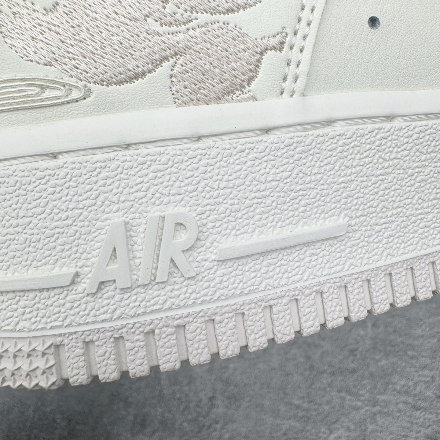 图片[18]-＃G5 NK Air Force 1 Low \’07 空军一号低帮经典板鞋 CNY马年限定 IQ1119-011 同步官方2025全新版本 不规则波浪大底咬花 全鞋电脑针车 工整有序 视觉效果满分 原厂拉帮手法 标准四线 密度针距针孔大小控制到位 原装反口里网布海绵 正确卡色网眼大小 新版鞋撑改用纸团代替 原厂港宝加持完美还原灵魂版型 原盒原配从里到外百分百还原 原厂全头层原厂皮料 原标原盒 内置Sole气垫 中底白色背胶 中底划线 已经无限的接近公司 原厂楦头 原厂刺绣 后跟弧度修正 独家私模最大开发到47.5 尺码：35.5 36 36.5 37.5 38 38.5 39 40 40.5 41 42 42.5 43 44 44.5 45 46 47.5-选品中心