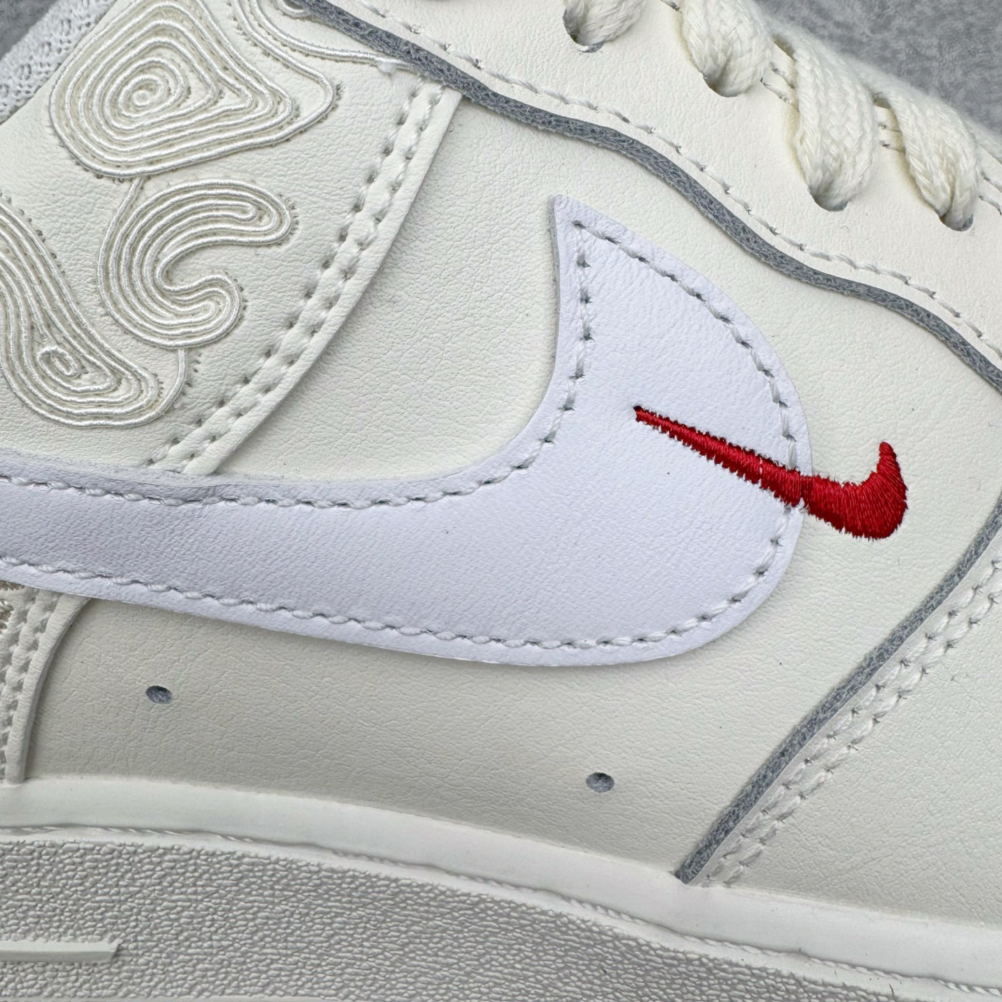 图片[21]-＃G5 NK Air Force 1 Low \’07 空军一号低帮经典板鞋 CNY马年限定 IQ1119-011 同步官方2025全新版本 不规则波浪大底咬花 全鞋电脑针车 工整有序 视觉效果满分 原厂拉帮手法 标准四线 密度针距针孔大小控制到位 原装反口里网布海绵 正确卡色网眼大小 新版鞋撑改用纸团代替 原厂港宝加持完美还原灵魂版型 原盒原配从里到外百分百还原 原厂全头层原厂皮料 原标原盒 内置Sole气垫 中底白色背胶 中底划线 已经无限的接近公司 原厂楦头 原厂刺绣 后跟弧度修正 独家私模最大开发到47.5 尺码：35.5 36 36.5 37.5 38 38.5 39 40 40.5 41 42 42.5 43 44 44.5 45 46 47.5-选品中心