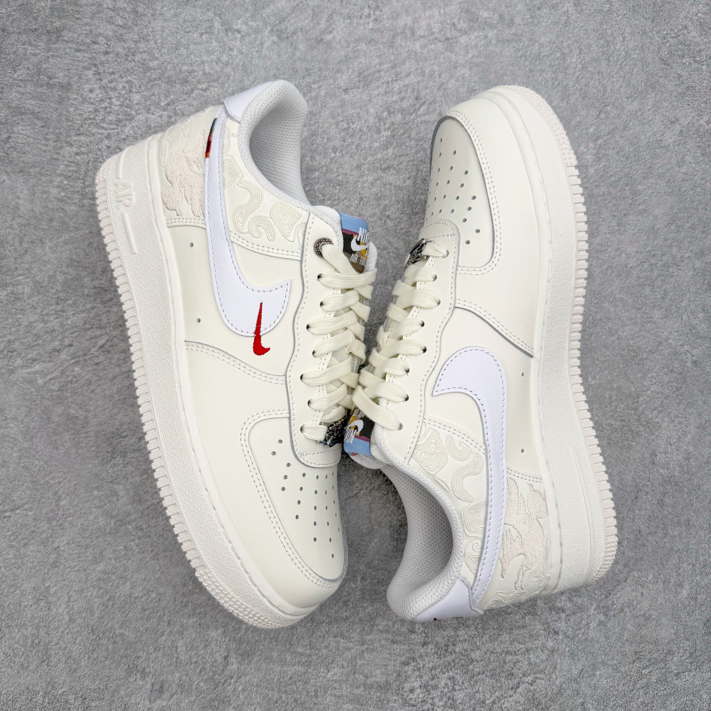 图片[3]-＃G5 NK Air Force 1 Low \’07 空军一号低帮经典板鞋 CNY马年限定 IQ1119-011 同步官方2025全新版本 不规则波浪大底咬花 全鞋电脑针车 工整有序 视觉效果满分 原厂拉帮手法 标准四线 密度针距针孔大小控制到位 原装反口里网布海绵 正确卡色网眼大小 新版鞋撑改用纸团代替 原厂港宝加持完美还原灵魂版型 原盒原配从里到外百分百还原 原厂全头层原厂皮料 原标原盒 内置Sole气垫 中底白色背胶 中底划线 已经无限的接近公司 原厂楦头 原厂刺绣 后跟弧度修正 独家私模最大开发到47.5 尺码：35.5 36 36.5 37.5 38 38.5 39 40 40.5 41 42 42.5 43 44 44.5 45 46 47.5-选品中心
