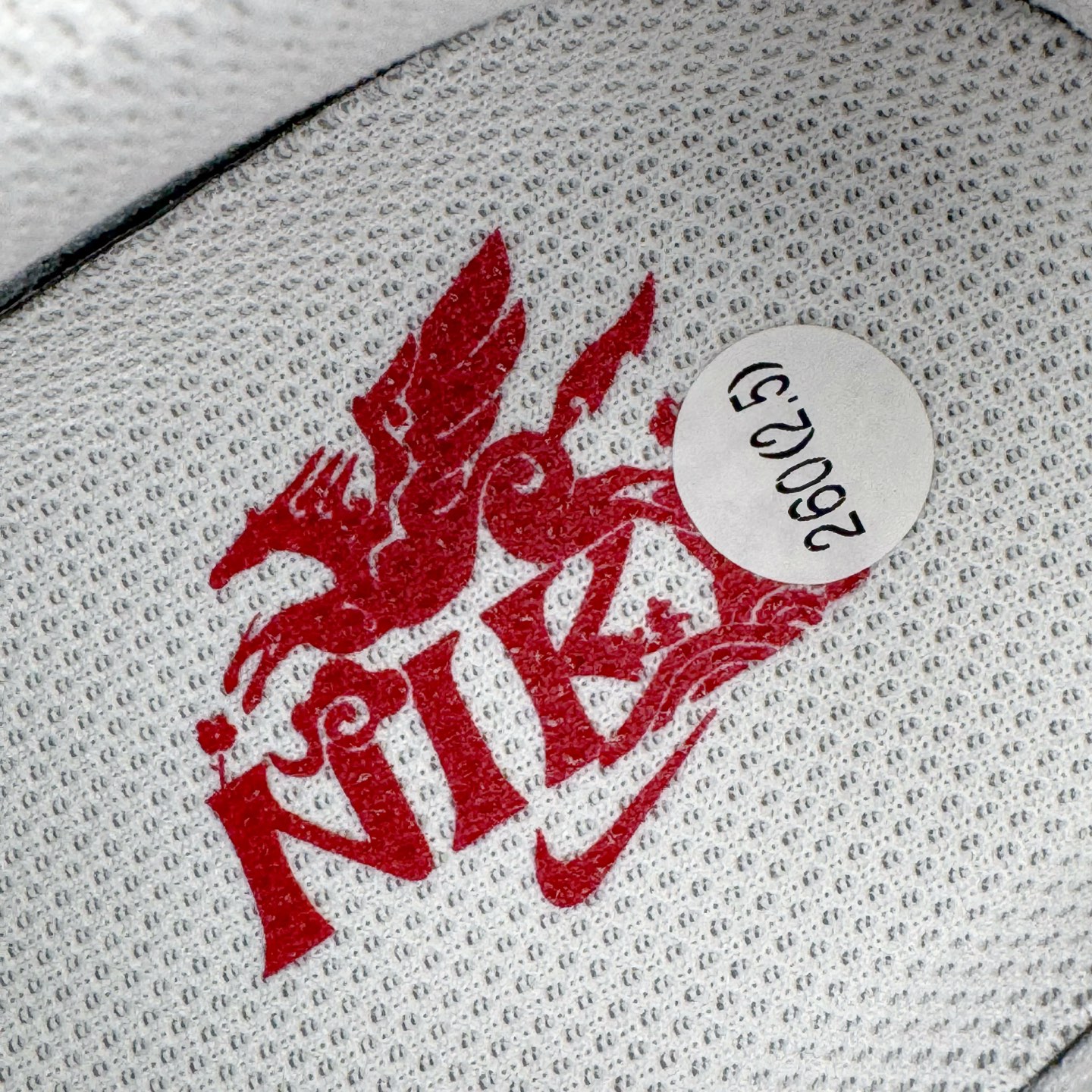 图片[13]-＃G5 NK Air Force 1 Low \’07 空军一号低帮经典板鞋 CNY马年限定 IQ1119-011 同步官方2025全新版本 不规则波浪大底咬花 全鞋电脑针车 工整有序 视觉效果满分 原厂拉帮手法 标准四线 密度针距针孔大小控制到位 原装反口里网布海绵 正确卡色网眼大小 新版鞋撑改用纸团代替 原厂港宝加持完美还原灵魂版型 原盒原配从里到外百分百还原 原厂全头层原厂皮料 原标原盒 内置Sole气垫 中底白色背胶 中底划线 已经无限的接近公司 原厂楦头 原厂刺绣 后跟弧度修正 独家私模最大开发到47.5 尺码：35.5 36 36.5 37.5 38 38.5 39 40 40.5 41 42 42.5 43 44 44.5 45 46 47.5-选品中心