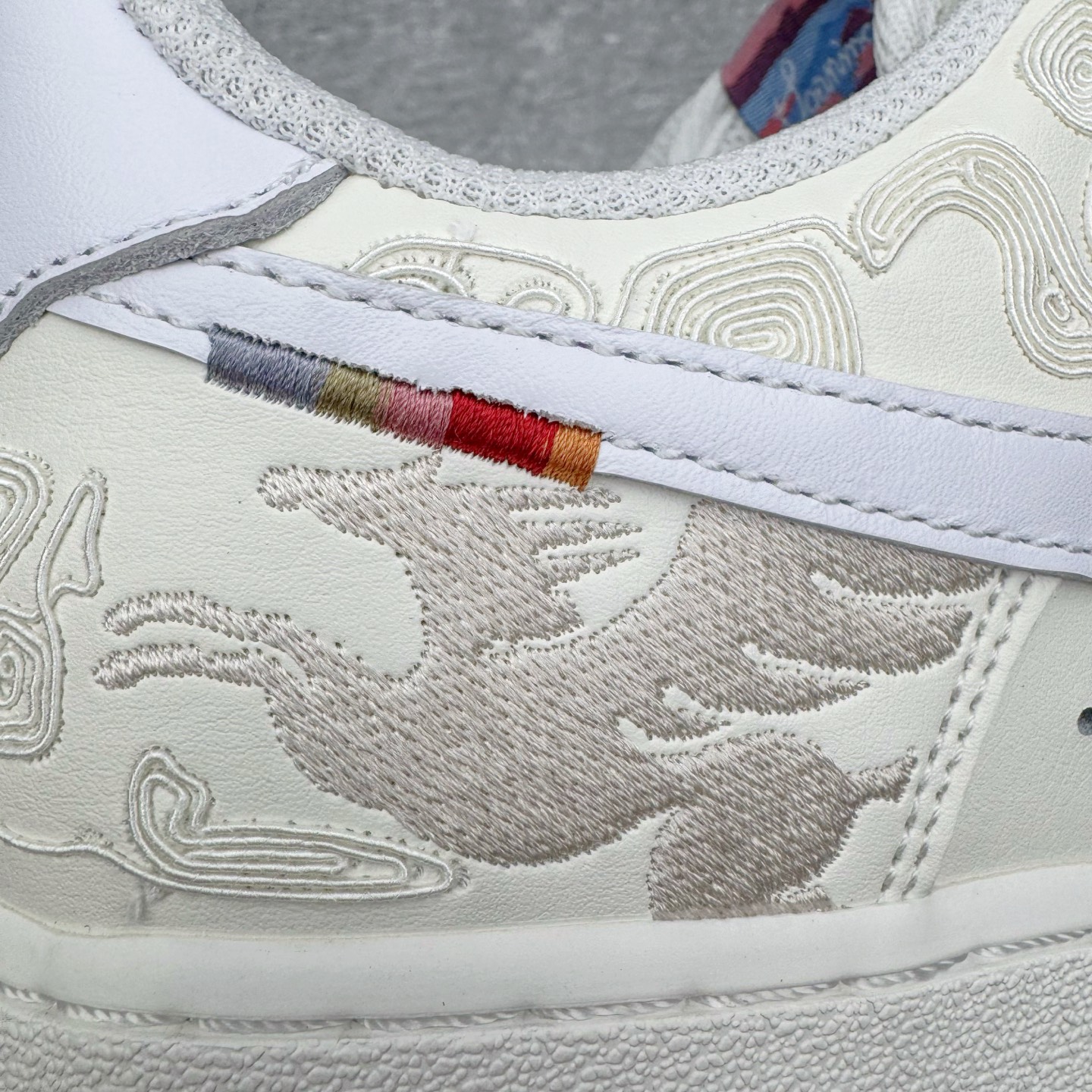 图片[19]-＃G5 NK Air Force 1 Low \’07 空军一号低帮经典板鞋 CNY马年限定 IQ1119-011 同步官方2025全新版本 不规则波浪大底咬花 全鞋电脑针车 工整有序 视觉效果满分 原厂拉帮手法 标准四线 密度针距针孔大小控制到位 原装反口里网布海绵 正确卡色网眼大小 新版鞋撑改用纸团代替 原厂港宝加持完美还原灵魂版型 原盒原配从里到外百分百还原 原厂全头层原厂皮料 原标原盒 内置Sole气垫 中底白色背胶 中底划线 已经无限的接近公司 原厂楦头 原厂刺绣 后跟弧度修正 独家私模最大开发到47.5 尺码：35.5 36 36.5 37.5 38 38.5 39 40 40.5 41 42 42.5 43 44 44.5 45 46 47.5-选品中心