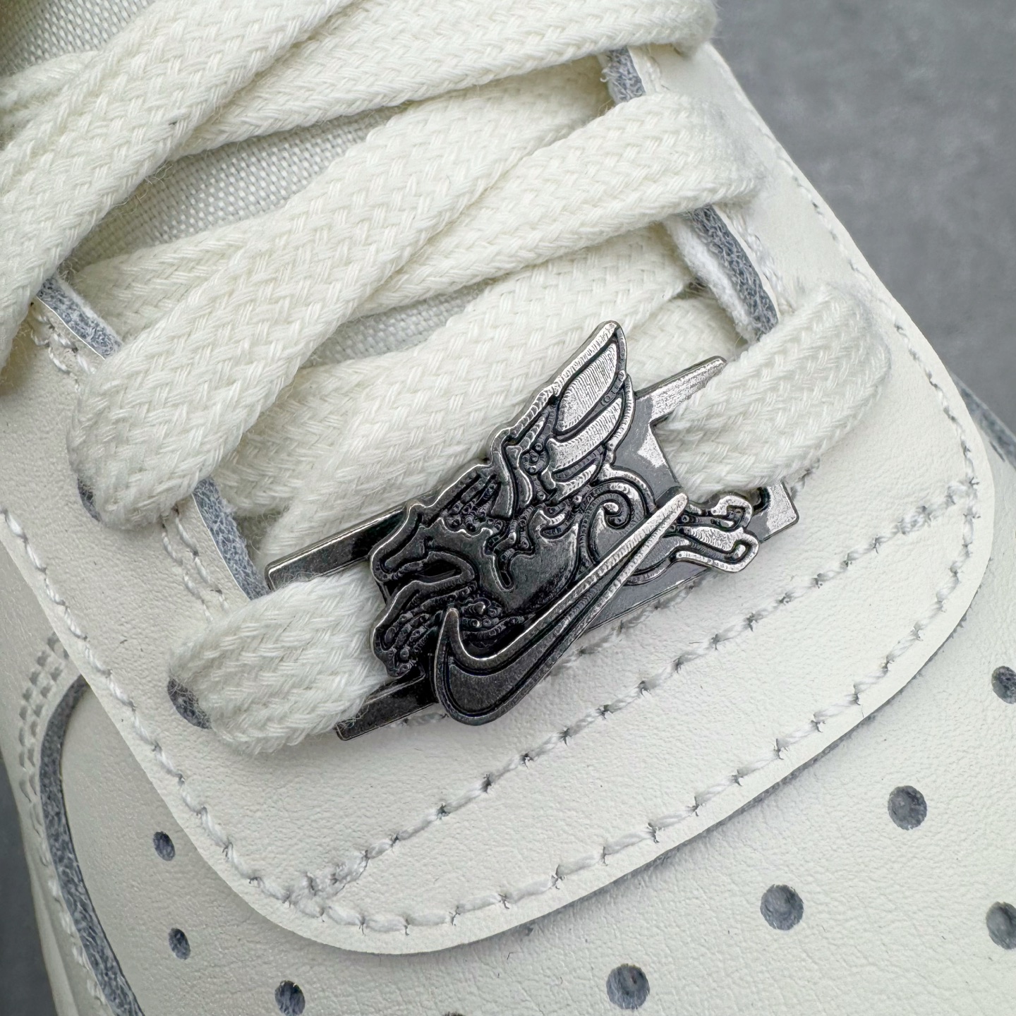 图片[15]-＃G5 NK Air Force 1 Low \’07 空军一号低帮经典板鞋 CNY马年限定 IQ1119-011 同步官方2025全新版本 不规则波浪大底咬花 全鞋电脑针车 工整有序 视觉效果满分 原厂拉帮手法 标准四线 密度针距针孔大小控制到位 原装反口里网布海绵 正确卡色网眼大小 新版鞋撑改用纸团代替 原厂港宝加持完美还原灵魂版型 原盒原配从里到外百分百还原 原厂全头层原厂皮料 原标原盒 内置Sole气垫 中底白色背胶 中底划线 已经无限的接近公司 原厂楦头 原厂刺绣 后跟弧度修正 独家私模最大开发到47.5 尺码：35.5 36 36.5 37.5 38 38.5 39 40 40.5 41 42 42.5 43 44 44.5 45 46 47.5-选品中心