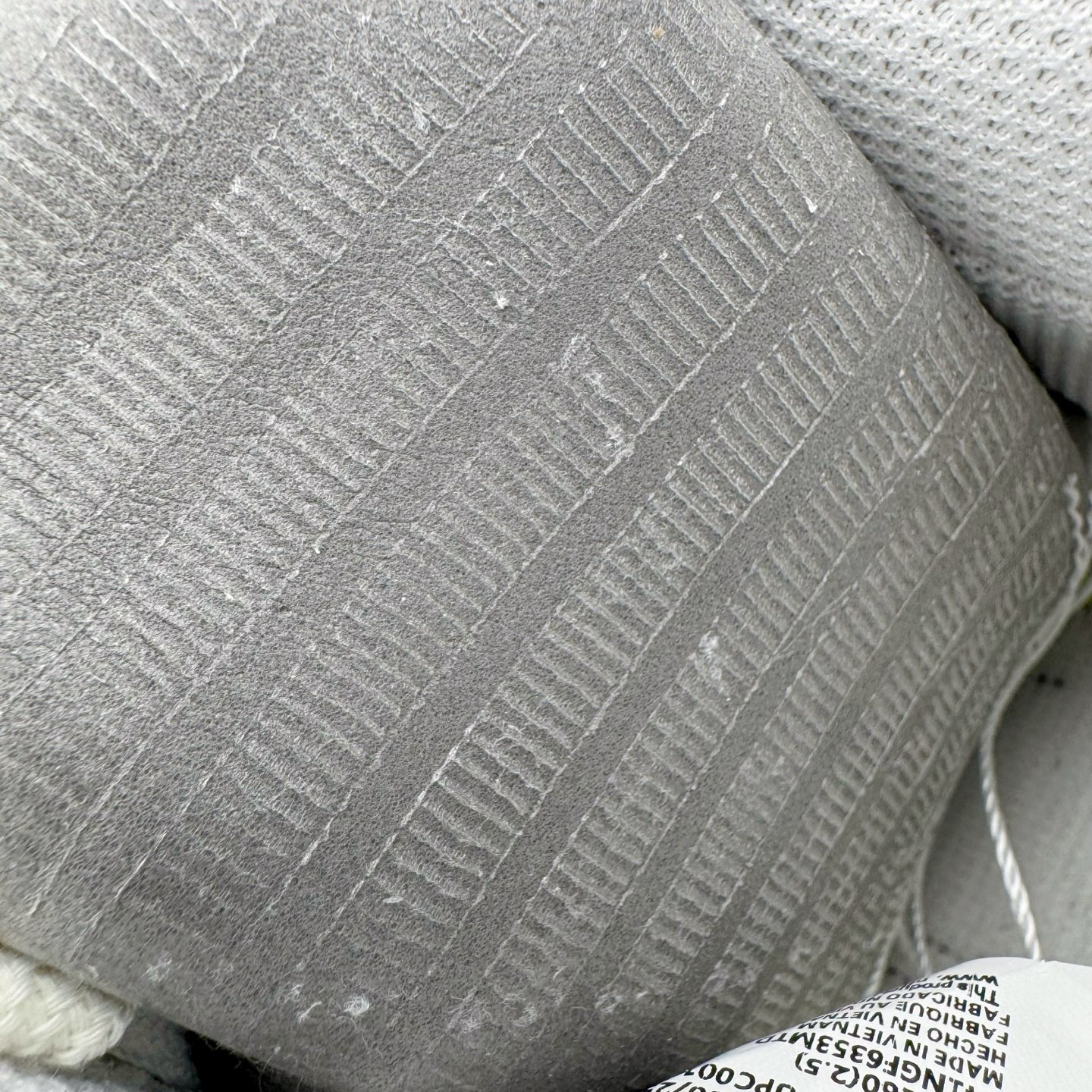 图片[11]-＃G5 NK Air Force 1 Low \’07 空军一号低帮经典板鞋 CNY马年限定 IQ1119-011 同步官方2025全新版本 不规则波浪大底咬花 全鞋电脑针车 工整有序 视觉效果满分 原厂拉帮手法 标准四线 密度针距针孔大小控制到位 原装反口里网布海绵 正确卡色网眼大小 新版鞋撑改用纸团代替 原厂港宝加持完美还原灵魂版型 原盒原配从里到外百分百还原 原厂全头层原厂皮料 原标原盒 内置Sole气垫 中底白色背胶 中底划线 已经无限的接近公司 原厂楦头 原厂刺绣 后跟弧度修正 独家私模最大开发到47.5 尺码：35.5 36 36.5 37.5 38 38.5 39 40 40.5 41 42 42.5 43 44 44.5 45 46 47.5-选品中心