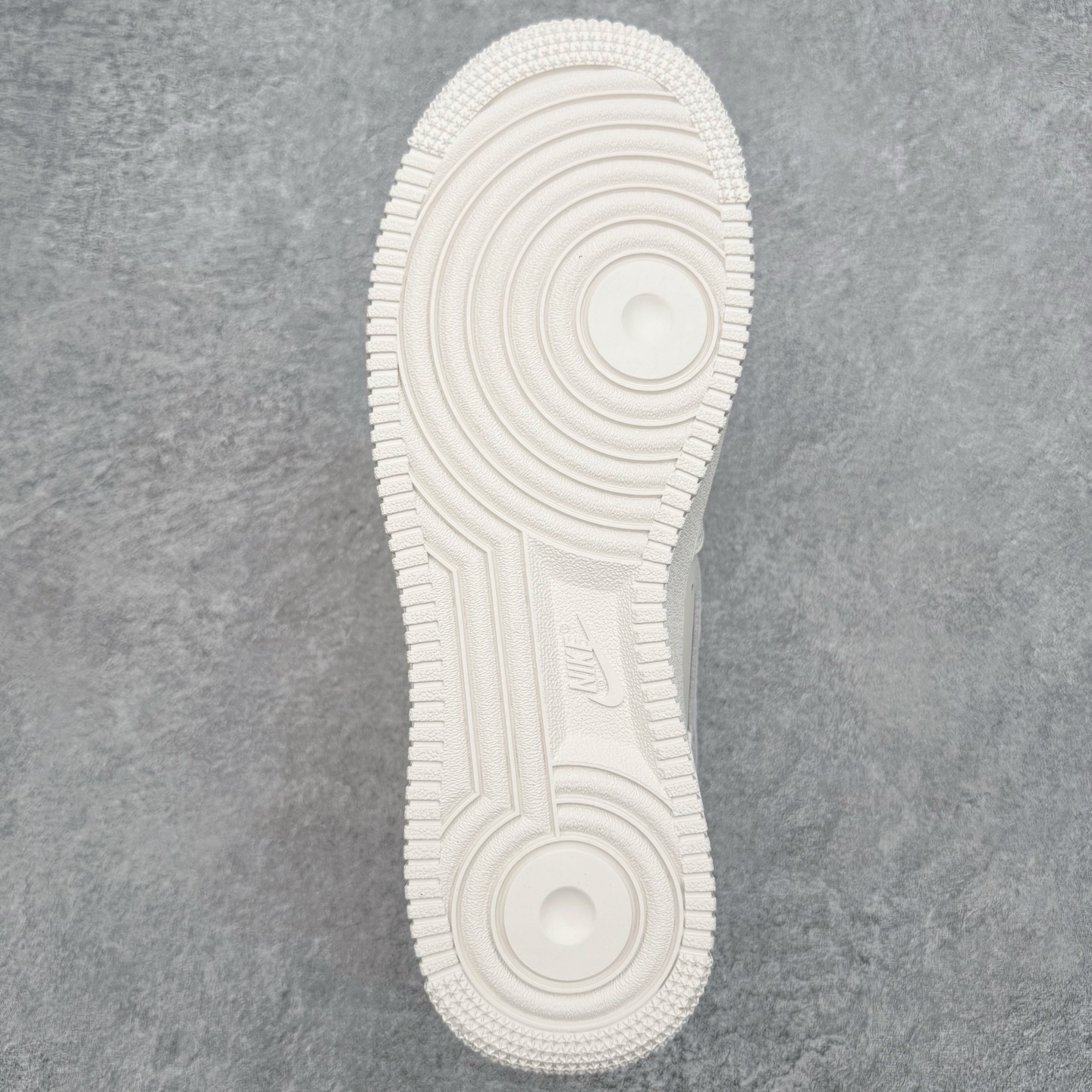 图片[9]-＃G5 NK Air Force 1 Low \’07 空军一号低帮经典板鞋 CNY马年限定 IQ1119-011 同步官方2025全新版本 不规则波浪大底咬花 全鞋电脑针车 工整有序 视觉效果满分 原厂拉帮手法 标准四线 密度针距针孔大小控制到位 原装反口里网布海绵 正确卡色网眼大小 新版鞋撑改用纸团代替 原厂港宝加持完美还原灵魂版型 原盒原配从里到外百分百还原 原厂全头层原厂皮料 原标原盒 内置Sole气垫 中底白色背胶 中底划线 已经无限的接近公司 原厂楦头 原厂刺绣 后跟弧度修正 独家私模最大开发到47.5 尺码：35.5 36 36.5 37.5 38 38.5 39 40 40.5 41 42 42.5 43 44 44.5 45 46 47.5-选品中心