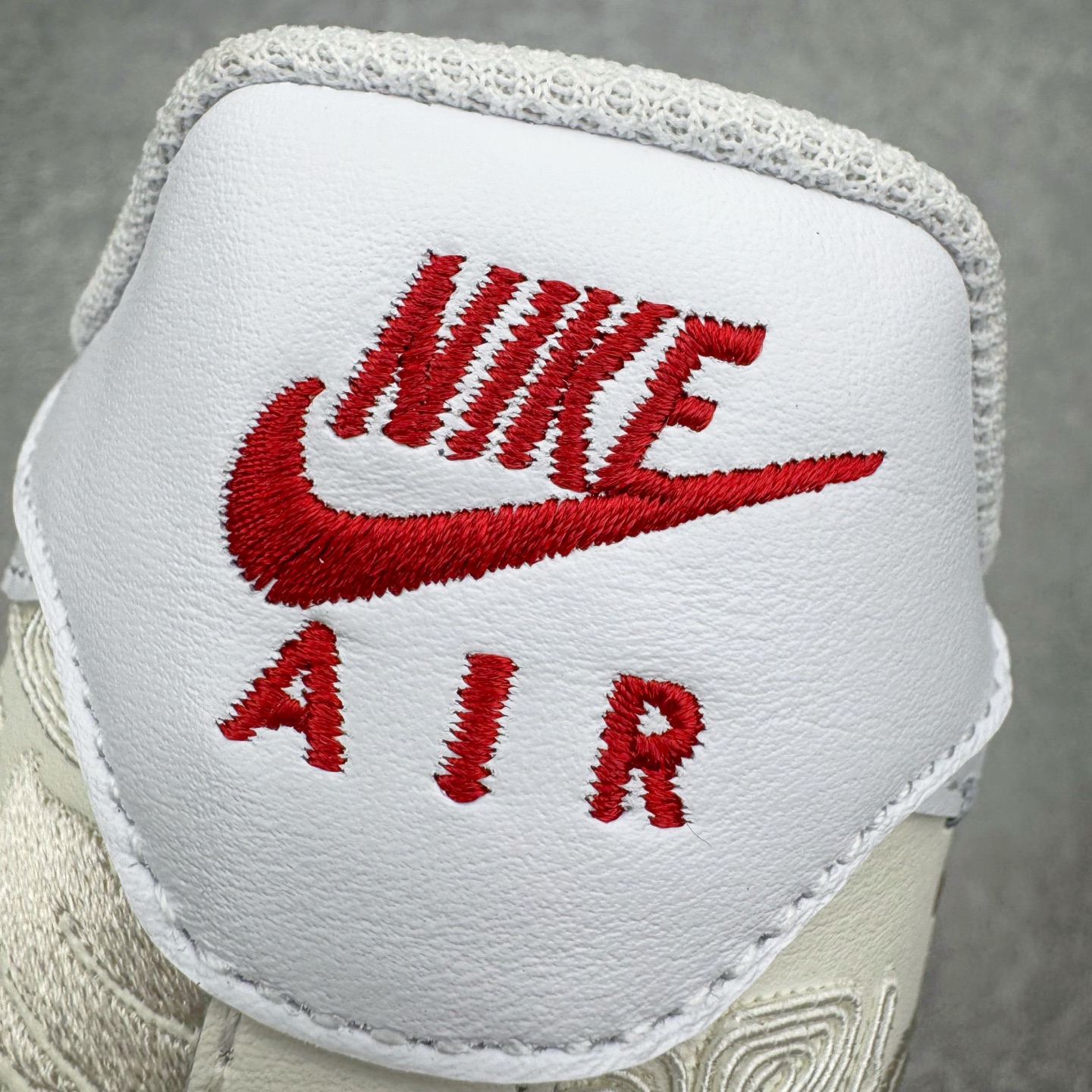 图片[17]-＃G5 NK Air Force 1 Low \’07 空军一号低帮经典板鞋 CNY马年限定 IQ1119-011 同步官方2025全新版本 不规则波浪大底咬花 全鞋电脑针车 工整有序 视觉效果满分 原厂拉帮手法 标准四线 密度针距针孔大小控制到位 原装反口里网布海绵 正确卡色网眼大小 新版鞋撑改用纸团代替 原厂港宝加持完美还原灵魂版型 原盒原配从里到外百分百还原 原厂全头层原厂皮料 原标原盒 内置Sole气垫 中底白色背胶 中底划线 已经无限的接近公司 原厂楦头 原厂刺绣 后跟弧度修正 独家私模最大开发到47.5 尺码：35.5 36 36.5 37.5 38 38.5 39 40 40.5 41 42 42.5 43 44 44.5 45 46 47.5-选品中心