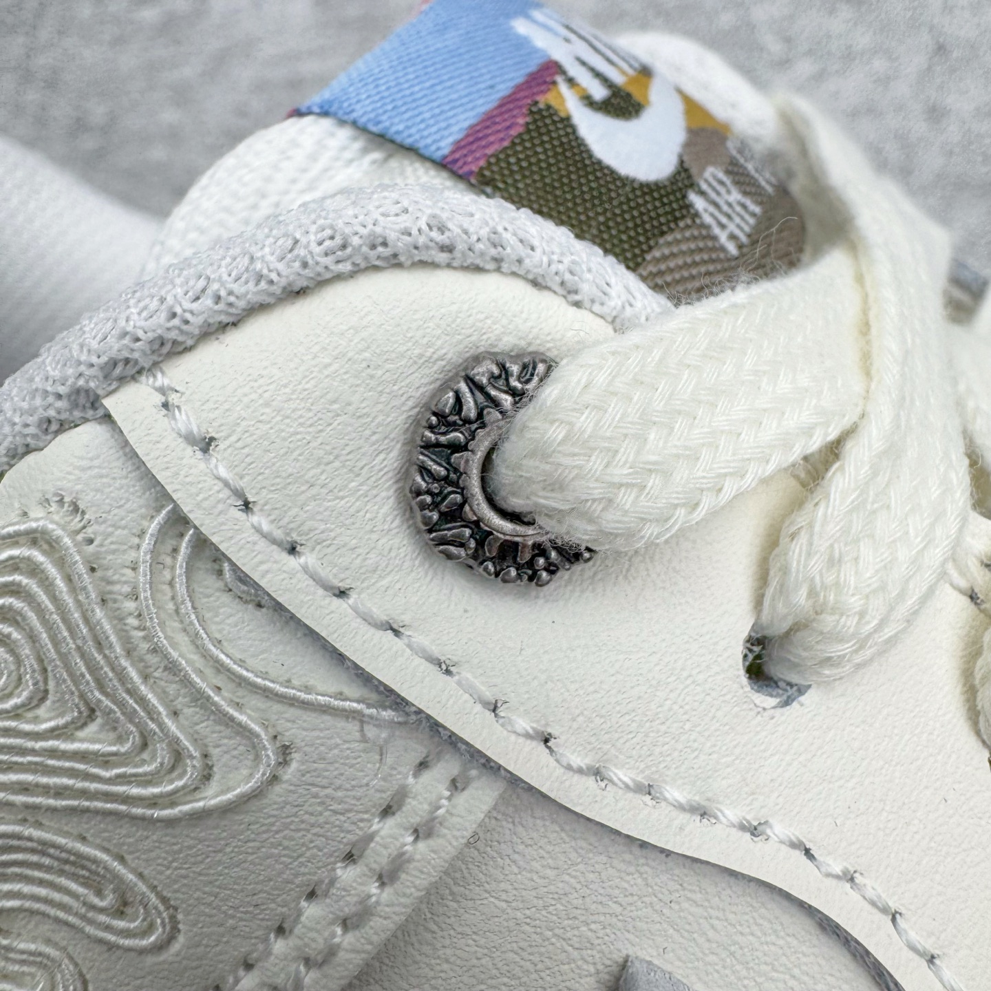 图片[20]-＃G5 NK Air Force 1 Low \’07 空军一号低帮经典板鞋 CNY马年限定 IQ1119-011 同步官方2025全新版本 不规则波浪大底咬花 全鞋电脑针车 工整有序 视觉效果满分 原厂拉帮手法 标准四线 密度针距针孔大小控制到位 原装反口里网布海绵 正确卡色网眼大小 新版鞋撑改用纸团代替 原厂港宝加持完美还原灵魂版型 原盒原配从里到外百分百还原 原厂全头层原厂皮料 原标原盒 内置Sole气垫 中底白色背胶 中底划线 已经无限的接近公司 原厂楦头 原厂刺绣 后跟弧度修正 独家私模最大开发到47.5 尺码：35.5 36 36.5 37.5 38 38.5 39 40 40.5 41 42 42.5 43 44 44.5 45 46 47.5-选品中心