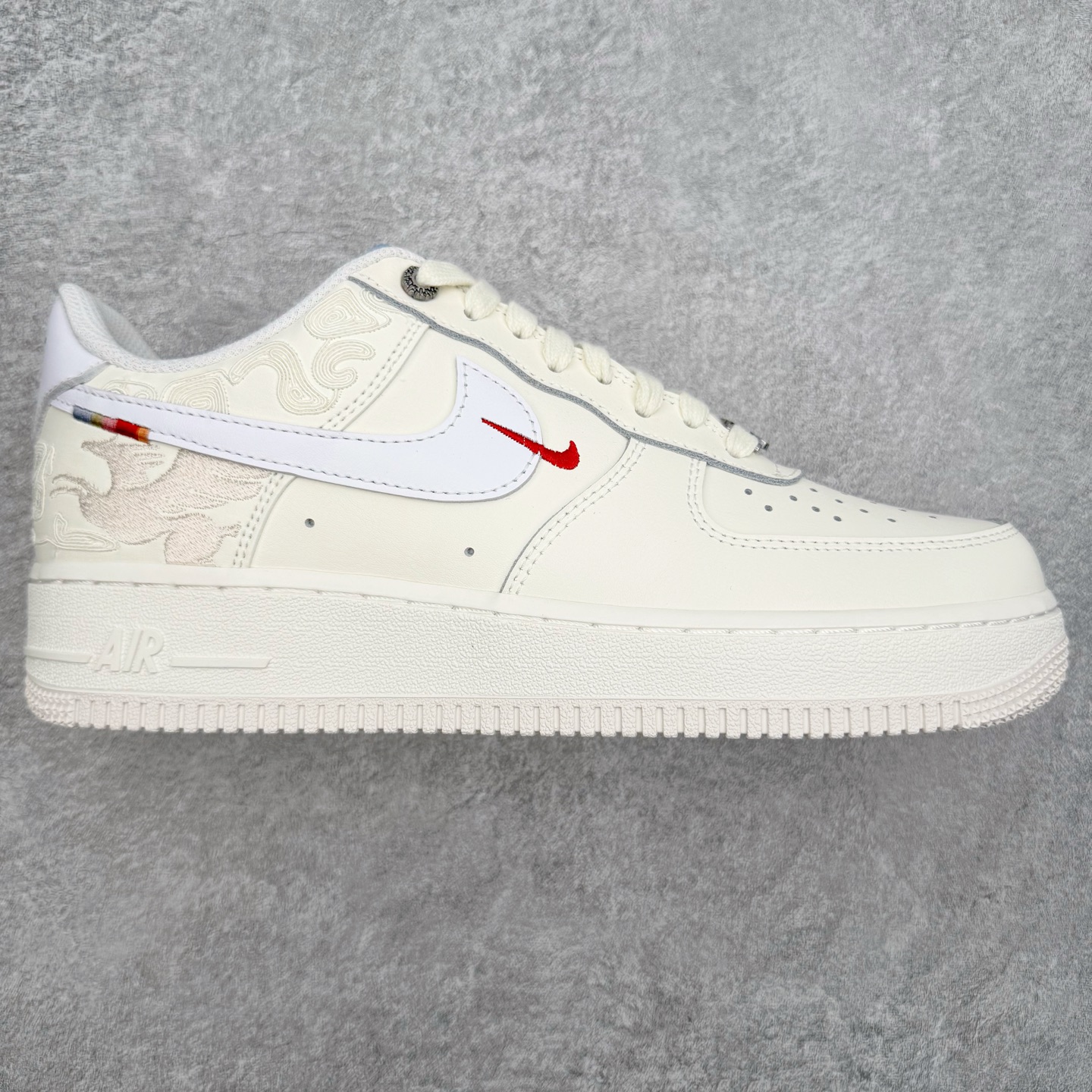 ＃G5 NK Air Force 1 Low \’07 空军一号低帮经典板鞋 CNY马年限定 IQ1119-011 同步官方2025全新版本 不规则波浪大底咬花 全鞋电脑针车 工整有序 视觉效果满分 原厂拉帮手法 标准四线 密度针距针孔大小控制到位 原装反口里网布海绵 正确卡色网眼大小 新版鞋撑改用纸团代替 原厂港宝加持完美还原灵魂版型 原盒原配从里到外百分百还原 原厂全头层原厂皮料 原标原盒 内置Sole气垫 中底白色背胶 中底划线 已经无限的接近公司 原厂楦头 原厂刺绣 后跟弧度修正 独家私模最大开发到47.5 尺码：35.5 36 36.5 37.5 38 38.5 39 40 40.5 41 42 42.5 43 44 44.5 45 46 47.5-选品中心