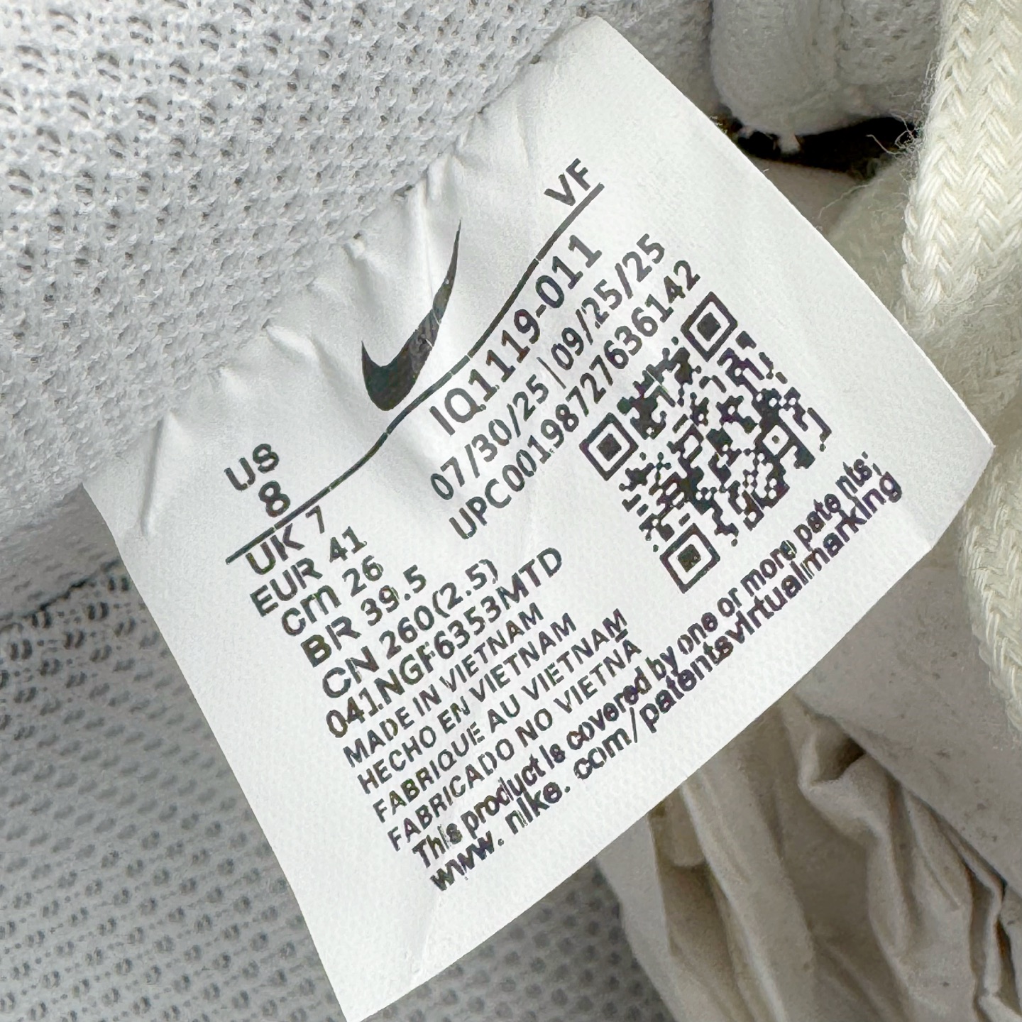 图片[10]-＃G5 NK Air Force 1 Low \’07 空军一号低帮经典板鞋 CNY马年限定 IQ1119-011 同步官方2025全新版本 不规则波浪大底咬花 全鞋电脑针车 工整有序 视觉效果满分 原厂拉帮手法 标准四线 密度针距针孔大小控制到位 原装反口里网布海绵 正确卡色网眼大小 新版鞋撑改用纸团代替 原厂港宝加持完美还原灵魂版型 原盒原配从里到外百分百还原 原厂全头层原厂皮料 原标原盒 内置Sole气垫 中底白色背胶 中底划线 已经无限的接近公司 原厂楦头 原厂刺绣 后跟弧度修正 独家私模最大开发到47.5 尺码：35.5 36 36.5 37.5 38 38.5 39 40 40.5 41 42 42.5 43 44 44.5 45 46 47.5-选品中心