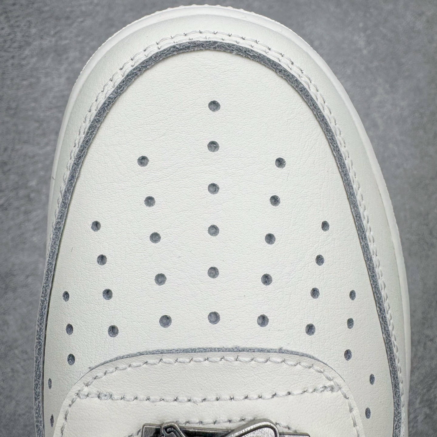 图片[16]-＃G5 NK Air Force 1 Low \’07 空军一号低帮经典板鞋 CNY马年限定 IQ1119-011 同步官方2025全新版本 不规则波浪大底咬花 全鞋电脑针车 工整有序 视觉效果满分 原厂拉帮手法 标准四线 密度针距针孔大小控制到位 原装反口里网布海绵 正确卡色网眼大小 新版鞋撑改用纸团代替 原厂港宝加持完美还原灵魂版型 原盒原配从里到外百分百还原 原厂全头层原厂皮料 原标原盒 内置Sole气垫 中底白色背胶 中底划线 已经无限的接近公司 原厂楦头 原厂刺绣 后跟弧度修正 独家私模最大开发到47.5 尺码：35.5 36 36.5 37.5 38 38.5 39 40 40.5 41 42 42.5 43 44 44.5 45 46 47.5-选品中心