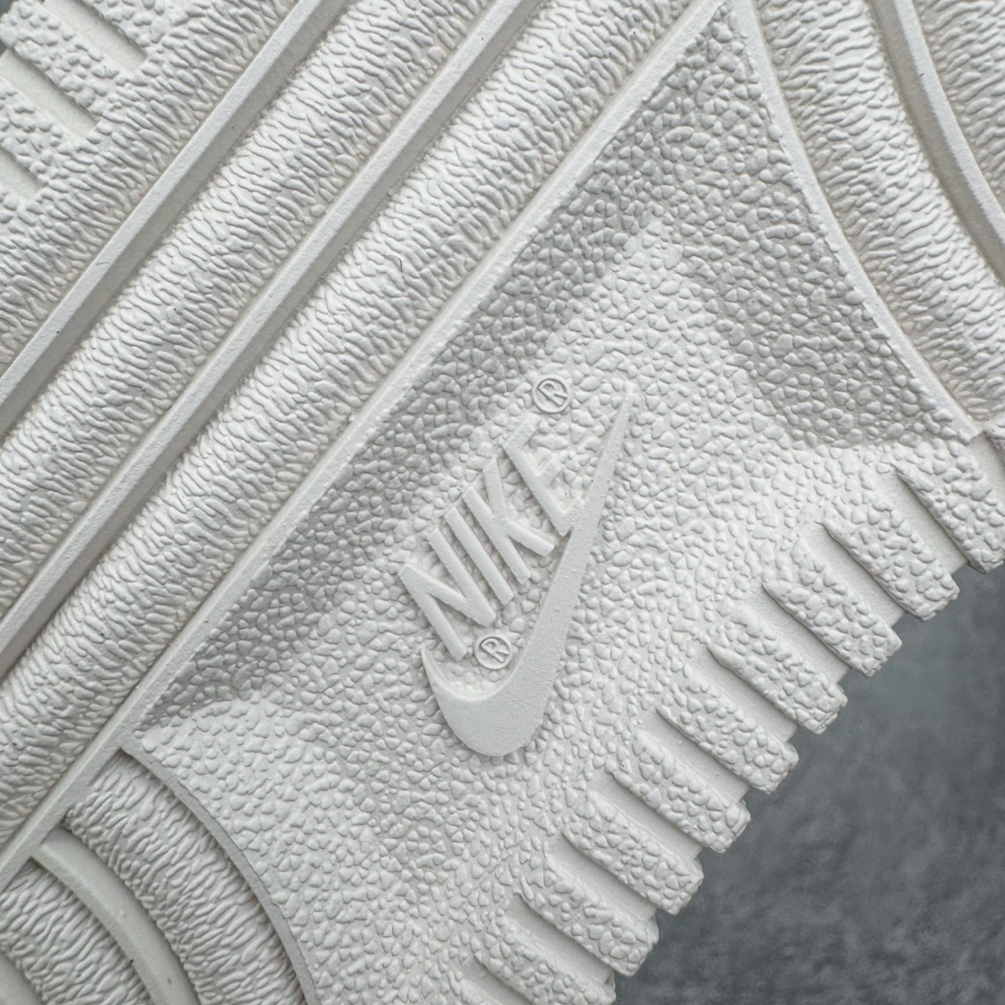 图片[23]-＃G5 NK Air Force 1 Low \’07 空军一号低帮经典板鞋 CNY马年限定 IQ1119-011 同步官方2025全新版本 不规则波浪大底咬花 全鞋电脑针车 工整有序 视觉效果满分 原厂拉帮手法 标准四线 密度针距针孔大小控制到位 原装反口里网布海绵 正确卡色网眼大小 新版鞋撑改用纸团代替 原厂港宝加持完美还原灵魂版型 原盒原配从里到外百分百还原 原厂全头层原厂皮料 原标原盒 内置Sole气垫 中底白色背胶 中底划线 已经无限的接近公司 原厂楦头 原厂刺绣 后跟弧度修正 独家私模最大开发到47.5 尺码：35.5 36 36.5 37.5 38 38.5 39 40 40.5 41 42 42.5 43 44 44.5 45 46 47.5-选品中心