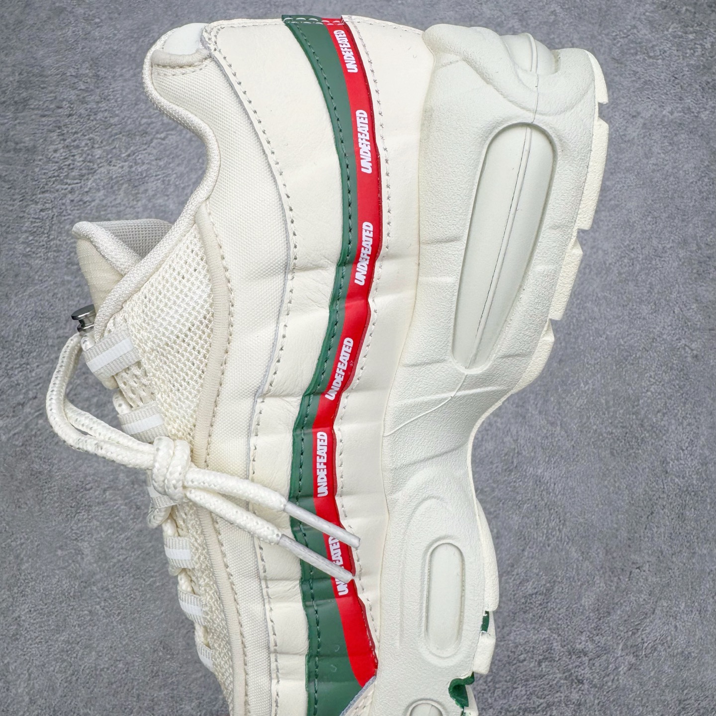 图片[7]-＃KZ神版 UNDEFEATED x NK Air Max 95 SP 联名米白红 IB4523-100 亲自操刀耗时半年开发 重金购买全套印尼原厂纸板楦头开发 2025官方主推系列 致敬诞生30周年的传奇鞋型 Air Max 95 系列再度重磅复刻归来 以全新配色续写光辉历史 更以现代手法重塑经典 将复古风格与前沿科技完美融合 一比一鞋头弧度高度鞋身弧度 东莞原厂模具大底 一码一模 原厂高韧性Tpu 独家供应45.5 48.5 原厂特供同批次皮料与Zp零色差 原厂特供内外标均可过绿X扫描认证 独家原装Big Bubble气垫 气垫体积更大 提供更强的缓震性能和回弹性 进口玻璃冲刀皮料裁剪零毛边 电脑针车工艺 鞋面不留荧光细节 平台可冲 超高鞋面清洁度 最高QC检验标准 控制溢胶瑕疵 每一双都是工艺品 实拍调校N版已经零色差零失真 百分百还原实物色彩所见即所得 不存在货不对板色差等低级问题 选购参考实物拍摄 不混卖不参货 只用心做好货严格选品 承诺混一赔十 尺码：35.5 36 36.5 37.5 38 38.5 39 40 40.5 41 42 42.5 43 44 44.5 45 45.5 46 47.5 48.5-选品中心