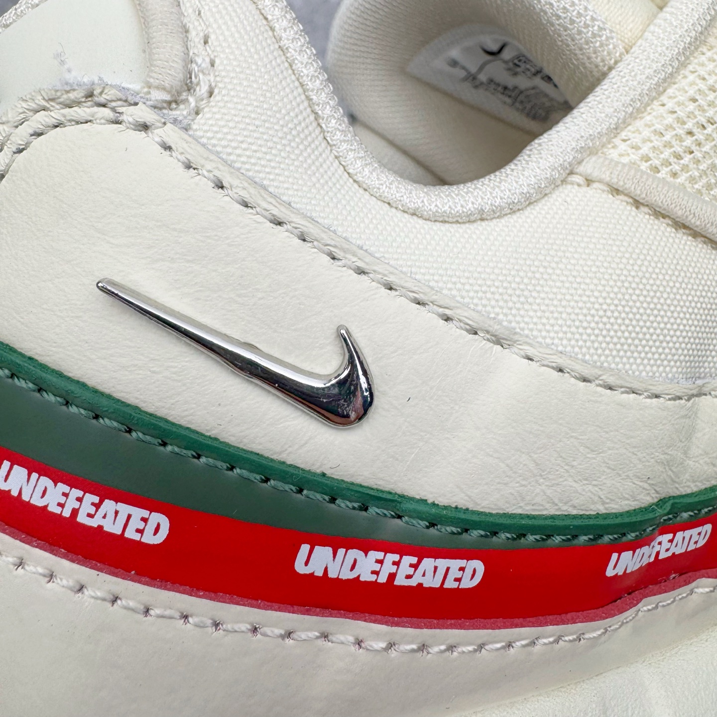 图片[19]-＃KZ神版 UNDEFEATED x NK Air Max 95 SP 联名米白红 IB4523-100 亲自操刀耗时半年开发 重金购买全套印尼原厂纸板楦头开发 2025官方主推系列 致敬诞生30周年的传奇鞋型 Air Max 95 系列再度重磅复刻归来 以全新配色续写光辉历史 更以现代手法重塑经典 将复古风格与前沿科技完美融合 一比一鞋头弧度高度鞋身弧度 东莞原厂模具大底 一码一模 原厂高韧性Tpu 独家供应45.5 48.5 原厂特供同批次皮料与Zp零色差 原厂特供内外标均可过绿X扫描认证 独家原装Big Bubble气垫 气垫体积更大 提供更强的缓震性能和回弹性 进口玻璃冲刀皮料裁剪零毛边 电脑针车工艺 鞋面不留荧光细节 平台可冲 超高鞋面清洁度 最高QC检验标准 控制溢胶瑕疵 每一双都是工艺品 实拍调校N版已经零色差零失真 百分百还原实物色彩所见即所得 不存在货不对板色差等低级问题 选购参考实物拍摄 不混卖不参货 只用心做好货严格选品 承诺混一赔十 尺码：35.5 36 36.5 37.5 38 38.5 39 40 40.5 41 42 42.5 43 44 44.5 45 45.5 46 47.5 48.5-选品中心