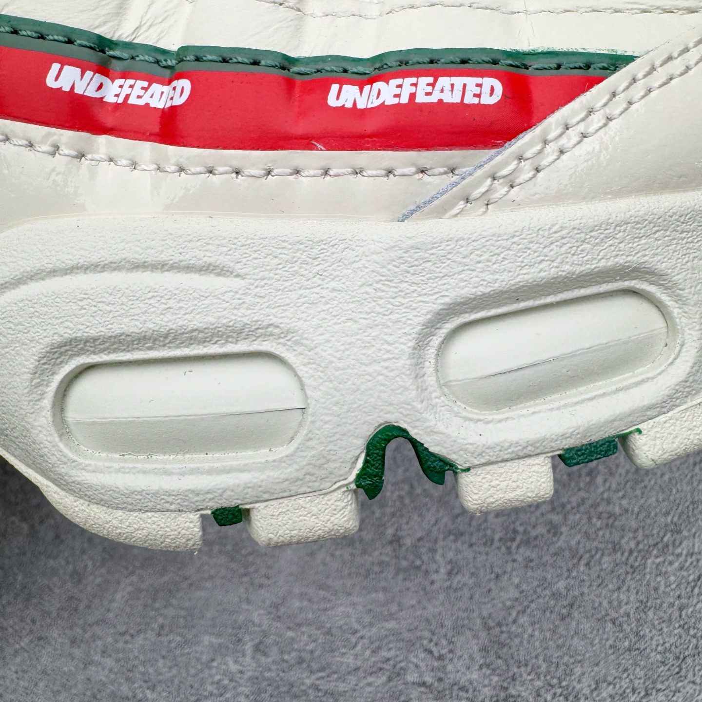 图片[21]-＃KZ神版 UNDEFEATED x NK Air Max 95 SP 联名米白红 IB4523-100 亲自操刀耗时半年开发 重金购买全套印尼原厂纸板楦头开发 2025官方主推系列 致敬诞生30周年的传奇鞋型 Air Max 95 系列再度重磅复刻归来 以全新配色续写光辉历史 更以现代手法重塑经典 将复古风格与前沿科技完美融合 一比一鞋头弧度高度鞋身弧度 东莞原厂模具大底 一码一模 原厂高韧性Tpu 独家供应45.5 48.5 原厂特供同批次皮料与Zp零色差 原厂特供内外标均可过绿X扫描认证 独家原装Big Bubble气垫 气垫体积更大 提供更强的缓震性能和回弹性 进口玻璃冲刀皮料裁剪零毛边 电脑针车工艺 鞋面不留荧光细节 平台可冲 超高鞋面清洁度 最高QC检验标准 控制溢胶瑕疵 每一双都是工艺品 实拍调校N版已经零色差零失真 百分百还原实物色彩所见即所得 不存在货不对板色差等低级问题 选购参考实物拍摄 不混卖不参货 只用心做好货严格选品 承诺混一赔十 尺码：35.5 36 36.5 37.5 38 38.5 39 40 40.5 41 42 42.5 43 44 44.5 45 45.5 46 47.5 48.5-选品中心