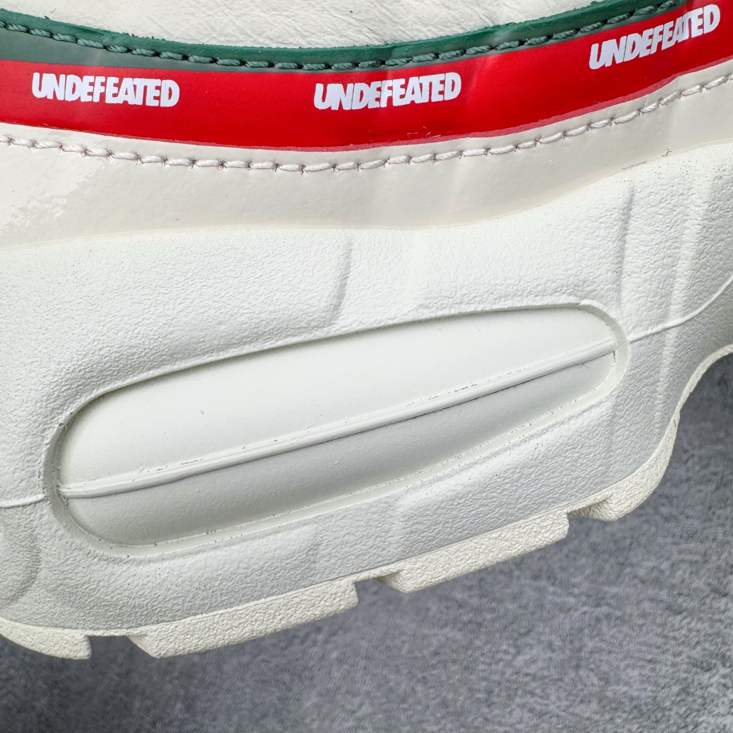 图片[18]-＃KZ神版 UNDEFEATED x NK Air Max 95 SP 联名米白红 IB4523-100 亲自操刀耗时半年开发 重金购买全套印尼原厂纸板楦头开发 2025官方主推系列 致敬诞生30周年的传奇鞋型 Air Max 95 系列再度重磅复刻归来 以全新配色续写光辉历史 更以现代手法重塑经典 将复古风格与前沿科技完美融合 一比一鞋头弧度高度鞋身弧度 东莞原厂模具大底 一码一模 原厂高韧性Tpu 独家供应45.5 48.5 原厂特供同批次皮料与Zp零色差 原厂特供内外标均可过绿X扫描认证 独家原装Big Bubble气垫 气垫体积更大 提供更强的缓震性能和回弹性 进口玻璃冲刀皮料裁剪零毛边 电脑针车工艺 鞋面不留荧光细节 平台可冲 超高鞋面清洁度 最高QC检验标准 控制溢胶瑕疵 每一双都是工艺品 实拍调校N版已经零色差零失真 百分百还原实物色彩所见即所得 不存在货不对板色差等低级问题 选购参考实物拍摄 不混卖不参货 只用心做好货严格选品 承诺混一赔十 尺码：35.5 36 36.5 37.5 38 38.5 39 40 40.5 41 42 42.5 43 44 44.5 45 45.5 46 47.5 48.5-选品中心