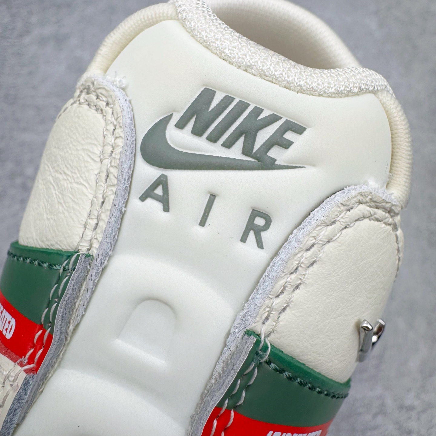 图片[17]-＃KZ神版 UNDEFEATED x NK Air Max 95 SP 联名米白红 IB4523-100 亲自操刀耗时半年开发 重金购买全套印尼原厂纸板楦头开发 2025官方主推系列 致敬诞生30周年的传奇鞋型 Air Max 95 系列再度重磅复刻归来 以全新配色续写光辉历史 更以现代手法重塑经典 将复古风格与前沿科技完美融合 一比一鞋头弧度高度鞋身弧度 东莞原厂模具大底 一码一模 原厂高韧性Tpu 独家供应45.5 48.5 原厂特供同批次皮料与Zp零色差 原厂特供内外标均可过绿X扫描认证 独家原装Big Bubble气垫 气垫体积更大 提供更强的缓震性能和回弹性 进口玻璃冲刀皮料裁剪零毛边 电脑针车工艺 鞋面不留荧光细节 平台可冲 超高鞋面清洁度 最高QC检验标准 控制溢胶瑕疵 每一双都是工艺品 实拍调校N版已经零色差零失真 百分百还原实物色彩所见即所得 不存在货不对板色差等低级问题 选购参考实物拍摄 不混卖不参货 只用心做好货严格选品 承诺混一赔十 尺码：35.5 36 36.5 37.5 38 38.5 39 40 40.5 41 42 42.5 43 44 44.5 45 45.5 46 47.5 48.5-选品中心