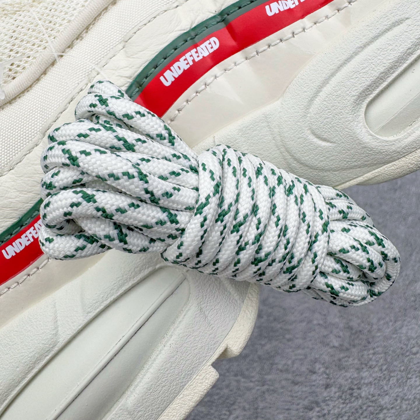 图片[11]-＃KZ神版 UNDEFEATED x NK Air Max 95 SP 联名米白红 IB4523-100 亲自操刀耗时半年开发 重金购买全套印尼原厂纸板楦头开发 2025官方主推系列 致敬诞生30周年的传奇鞋型 Air Max 95 系列再度重磅复刻归来 以全新配色续写光辉历史 更以现代手法重塑经典 将复古风格与前沿科技完美融合 一比一鞋头弧度高度鞋身弧度 东莞原厂模具大底 一码一模 原厂高韧性Tpu 独家供应45.5 48.5 原厂特供同批次皮料与Zp零色差 原厂特供内外标均可过绿X扫描认证 独家原装Big Bubble气垫 气垫体积更大 提供更强的缓震性能和回弹性 进口玻璃冲刀皮料裁剪零毛边 电脑针车工艺 鞋面不留荧光细节 平台可冲 超高鞋面清洁度 最高QC检验标准 控制溢胶瑕疵 每一双都是工艺品 实拍调校N版已经零色差零失真 百分百还原实物色彩所见即所得 不存在货不对板色差等低级问题 选购参考实物拍摄 不混卖不参货 只用心做好货严格选品 承诺混一赔十 尺码：35.5 36 36.5 37.5 38 38.5 39 40 40.5 41 42 42.5 43 44 44.5 45 45.5 46 47.5 48.5-选品中心